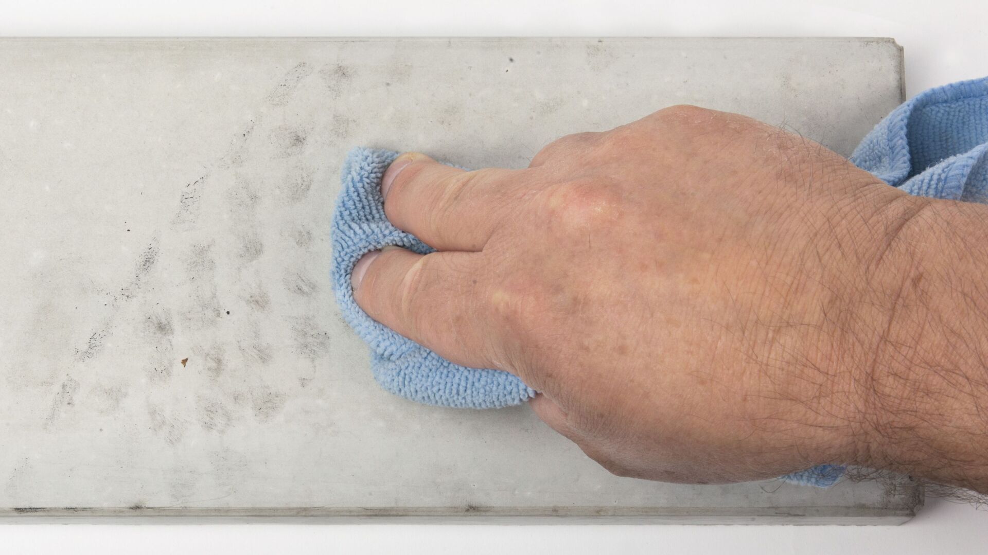 Extrêmement résistant à l'abrasion – le test le montre clairement. Les salissures à base d'huile, de graisse et d'eau peuvent être éliminées et le mode d'action oléo- et hydrophobe est maintenu à long terme. Photo: © PSS Interservice AG Extrêmement résistant à l'abrasion – le test le montre clairement. Les salissures à base d'huile, de graisse et d'eau peuvent être éliminées et le mode d'action oléo- et hydrophobe est maintenu à long terme. Photo: © PSS Interservice AG