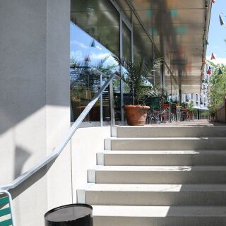 Une façade urbaine avec protection écologique