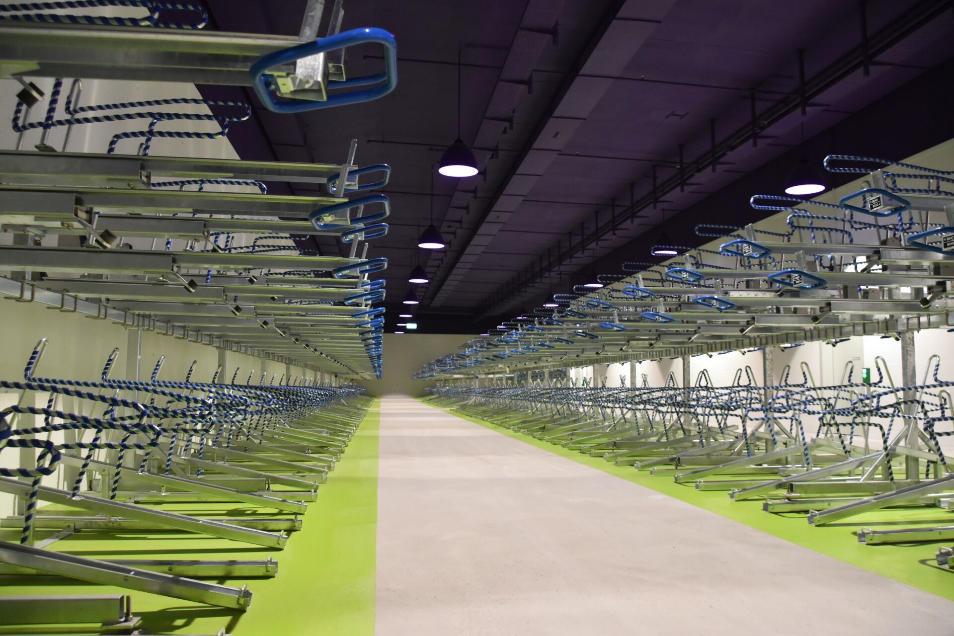 Velopa a réalisé environ 1060 places de stationnement pour vélos dans le tunnel urbain de Zurich, avec une connexion directe à la gare centrale. | Foto © Velopa AG Velopa a réalisé environ 1060 places de stationnement pour vélos dans le tunnel urbain de Zurich, avec une connexion directe à la gare centrale. | Foto © Velopa AG