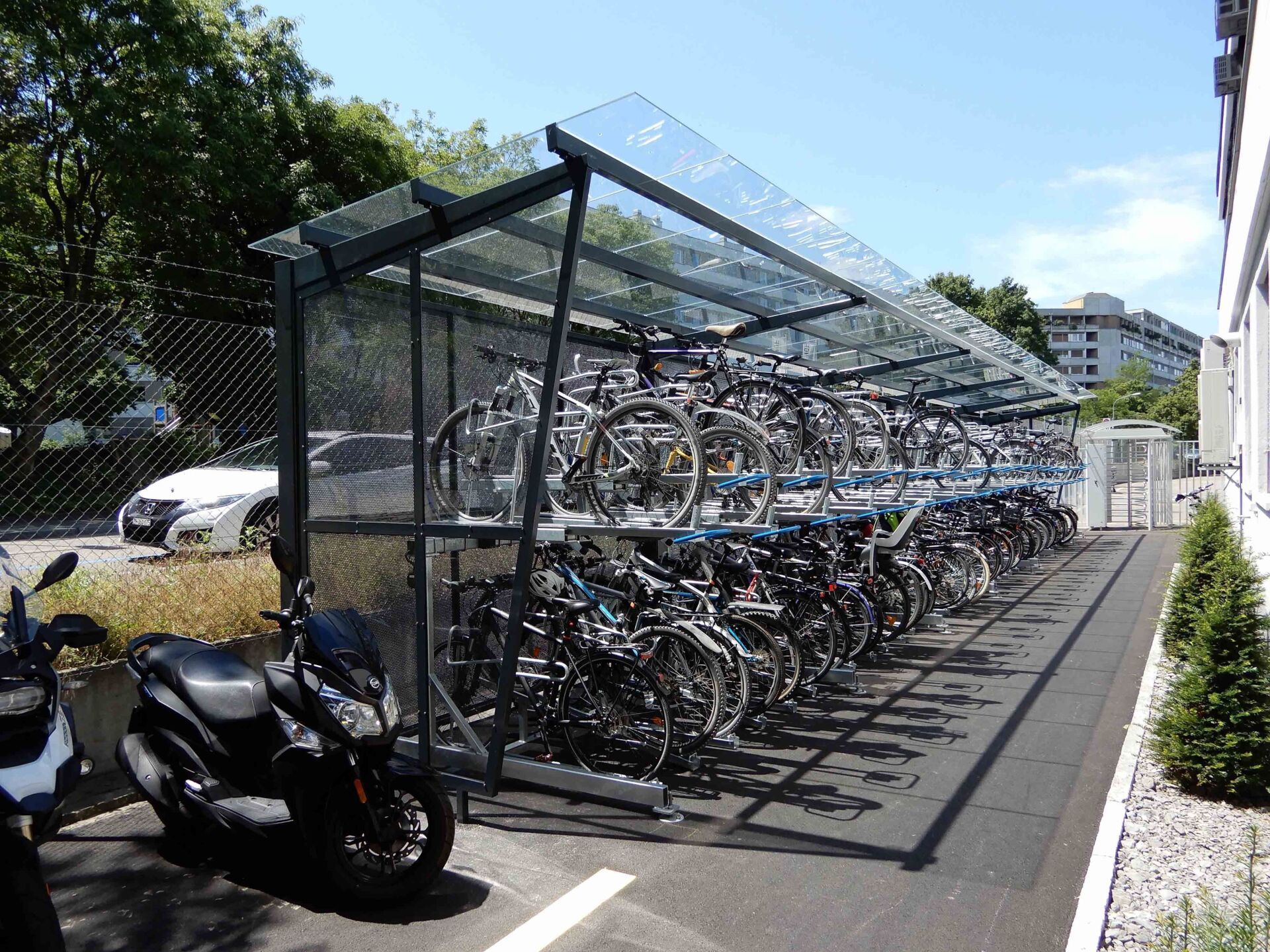 Une infrastructure efficace pour promouvoir la micro-mobilité dans les zones urbaines périphériques: abris à vélos avec systèmes de stationnement intégrés | Foto © Velopa AG Une infrastructure efficace pour promouvoir la micro-mobilité dans les zones urbaines périphériques: abris à vélos avec systèmes de stationnement intégrés | Foto © Velopa AG