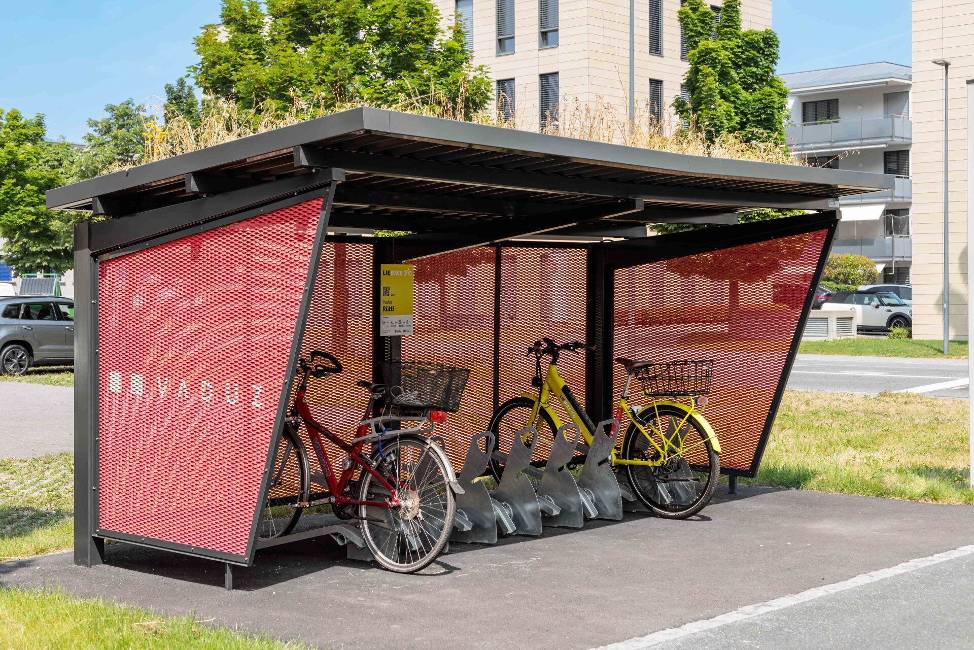 Begrünte Veloüberdachung im öffentlichen Raum | Foto © Velopa AG Begrünte Veloüberdachung im öffentlichen Raum | Foto © Velopa AG