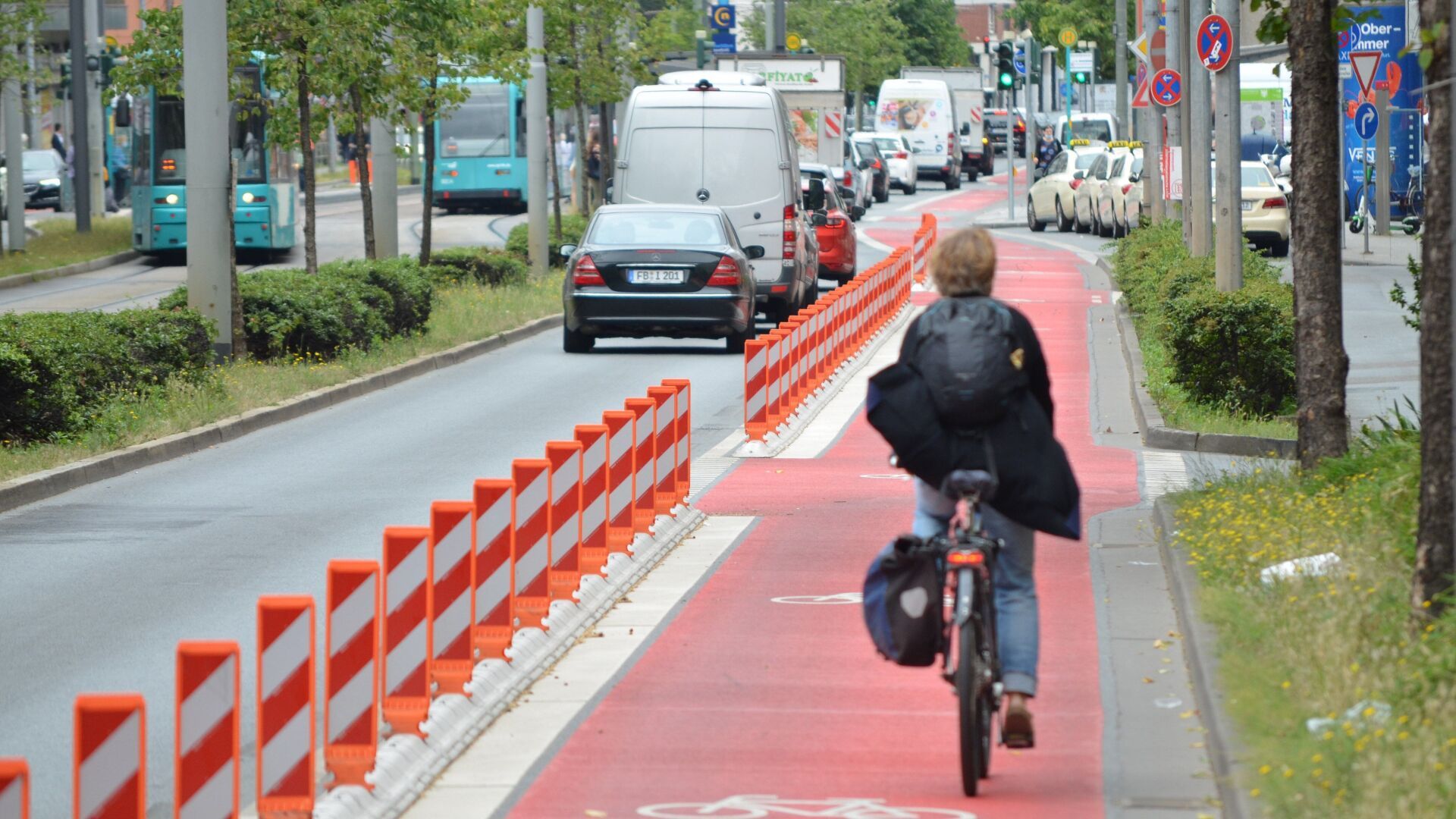 Les pistes cyclables peuvent être signalées par des dos d’âne munis de balises. Si de nouvelles pistes doivent être aménagées, ce système permet de tester au préalable leur acceptation. Il adhère à la chaussée et ne doit pas être collé ou vissé. | Photo: Velopa AG Les pistes cyclables peuvent être signalées par des dos d’âne munis de balises. Si de nouvelles pistes doivent être aménagées, ce système permet de tester au préalable leur acceptation. Il adhère à la chaussée et ne doit pas être collé ou vissé. | Photo: Velopa AG