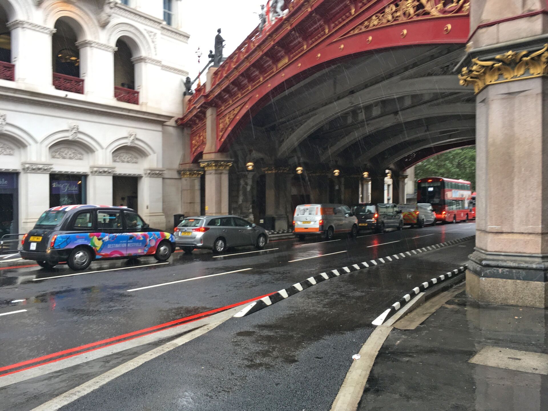 La photo montre une piste cyclable délimitée des deux côtés par des Flex Orca. Les éléments sont fixés dans le revêtement à l’aide d’ancres. | Photo: Velopa AG La photo montre une piste cyclable délimitée des deux côtés par des Flex Orca. Les éléments sont fixés dans le revêtement à l’aide d’ancres. | Photo: Velopa AG