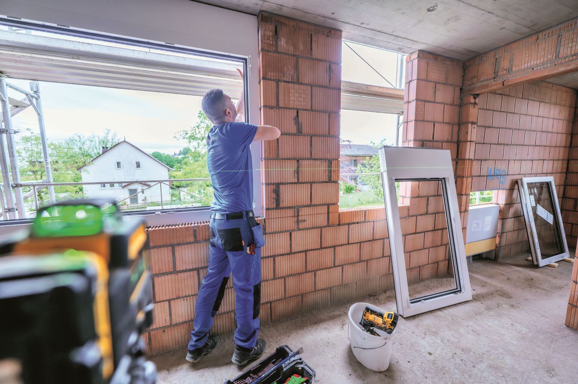 Die präzise Ausrichtung und Positionierung des Fensterrahmens bilden die Grundlage für eine dauerhaft funktionierende Montage und eine zuverlässige Abdichtung. Die präzise Ausrichtung und Positionierung des Fensterrahmens bilden die Grundlage für eine dauerhaft funktionierende Montage und eine zuverlässige Abdichtung.