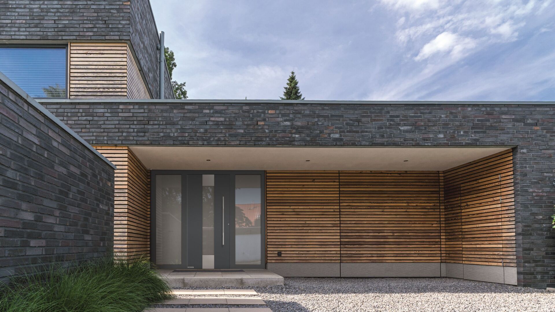 Aluminium-Haustür «ThermoCarbon» Motiv 680, Schiefergrau RAL 7015, Feinstruktur matt Aluminium-Haustür «ThermoCarbon» Motiv 680, Schiefergrau RAL 7015, Feinstruktur matt