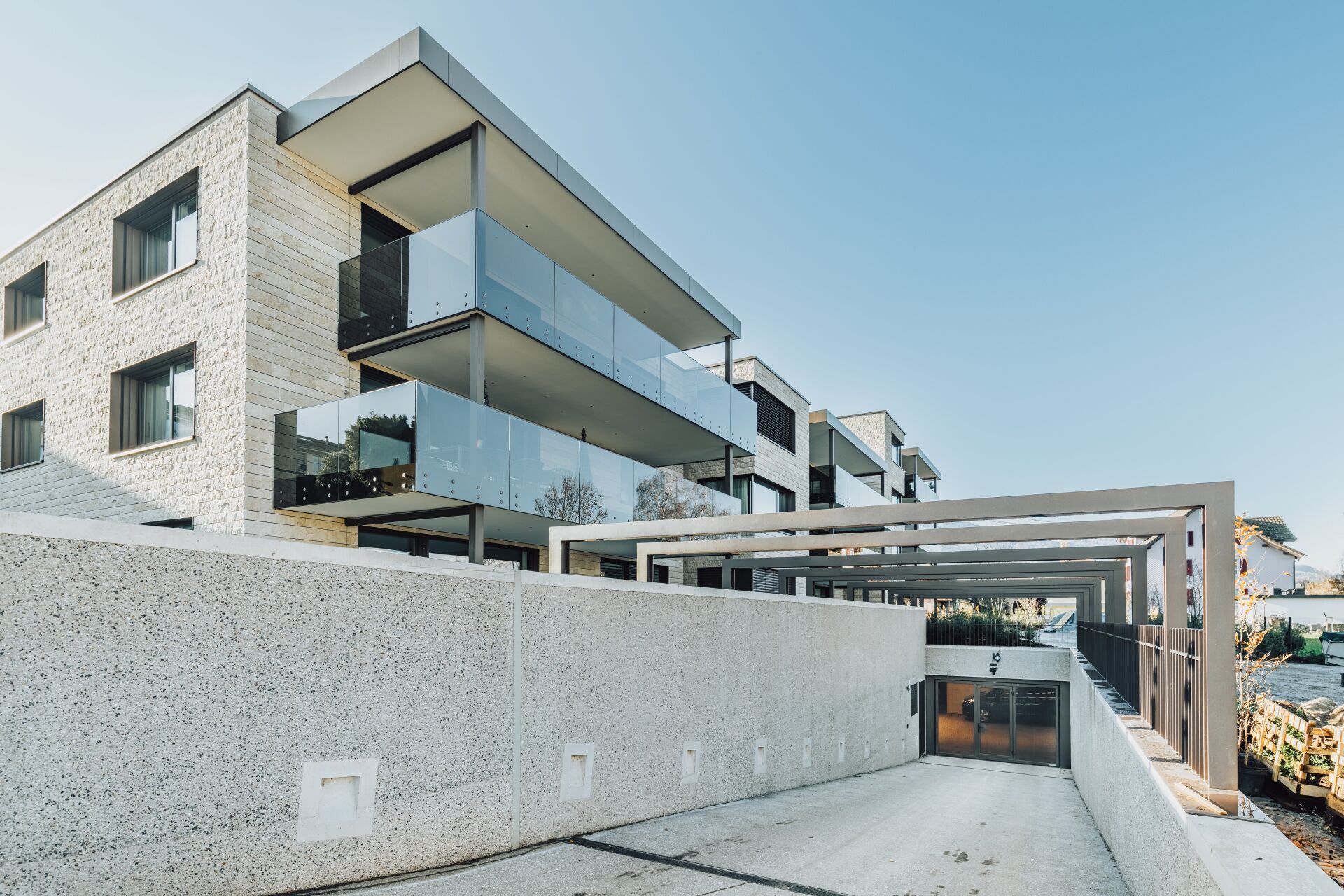 Accès exclusif au garage souterrain, fermé par une porte de garage collectif ET 500. | Foto: marty architektur AG Accès exclusif au garage souterrain, fermé par une porte de garage collectif ET 500. | Foto: marty architektur AG