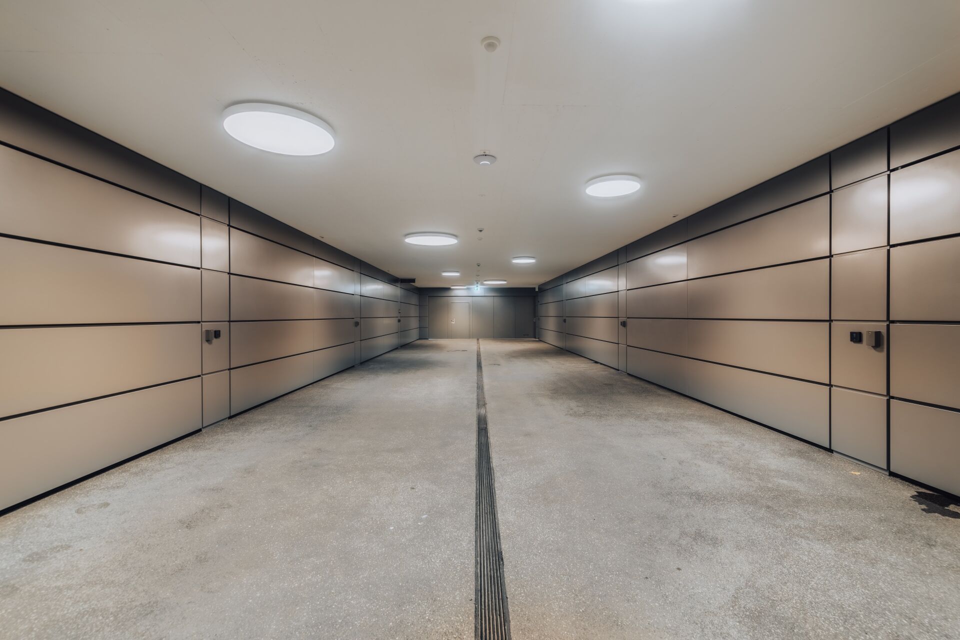 Les portes sectionnelles de garage ALR F42 de Hörmann affleurantes ferment élégamment les différents garages. | Foto: marty architektur AG Les portes sectionnelles de garage ALR F42 de Hörmann affleurantes ferment élégamment les différents garages. | Foto: marty architektur AG