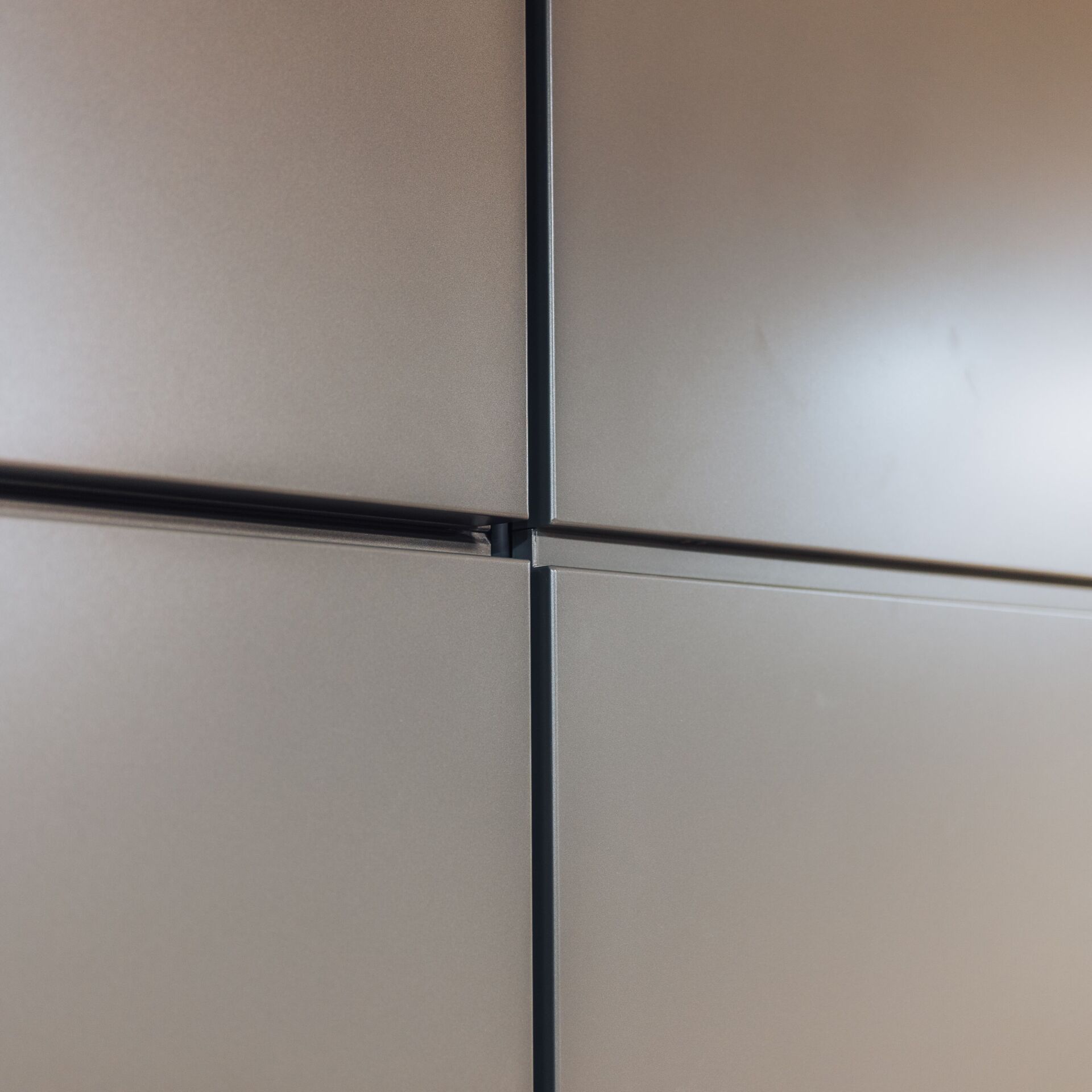 Les éléments de façade en aluminium de couleur assortie ont été montés sur le cadre en aluminium pour obtenir un aspect optique haut de gamme. | Photo: marty architektur AG Les éléments de façade en aluminium de couleur assortie ont été montés sur le cadre en aluminium pour obtenir un aspect optique haut de gamme. | Photo: marty architektur AG