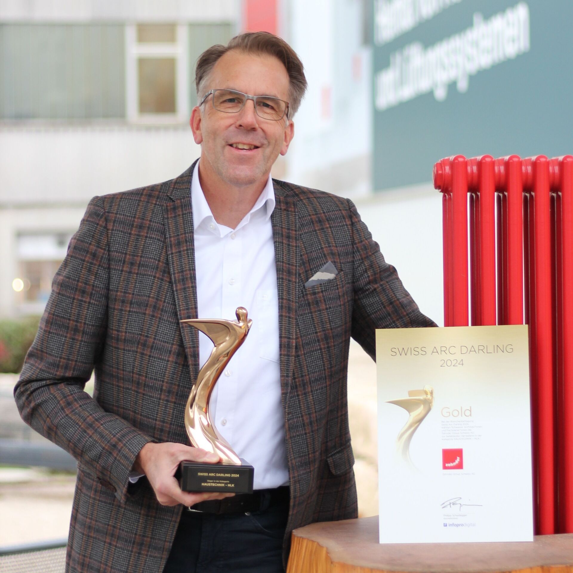 Christoph Strahm, directeur de Zehnder Group Suisse SA, ravi de recevoir le prix en or. Christoph Strahm, directeur de Zehnder Group Suisse SA, ravi de recevoir le prix en or.