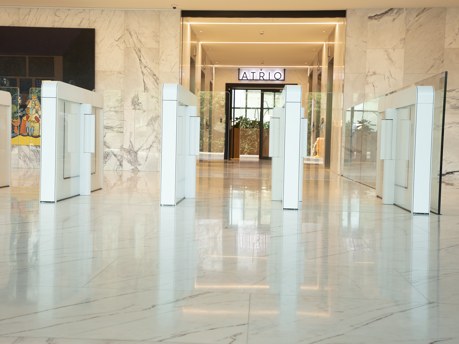 Die Argus Sensorschleusen fügen sich nahtlos in die Architektur des Gebäudes ein. Die Argus Sensorschleusen fügen sich nahtlos in die Architektur des Gebäudes ein.