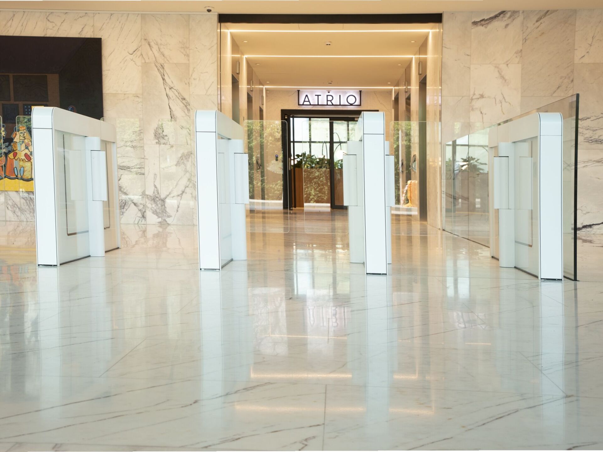 Die Argus Sensorschleusen fügen sich nahtlos in die Architektur des Gebäudes ein. Die Argus Sensorschleusen fügen sich nahtlos in die Architektur des Gebäudes ein.