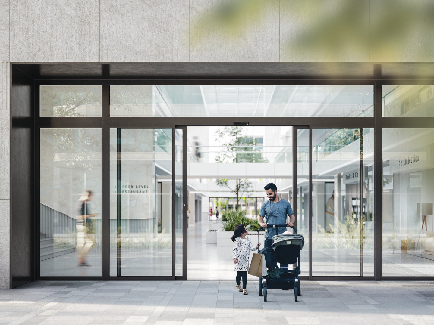 Offene Türen für Menschen mit Kinderwagen, Paketen oder Gepäck. | Abbildung © dormakaba Schweiz AG Offene Türen für Menschen mit Kinderwagen, Paketen oder Gepäck. | Abbildung © dormakaba Schweiz AG