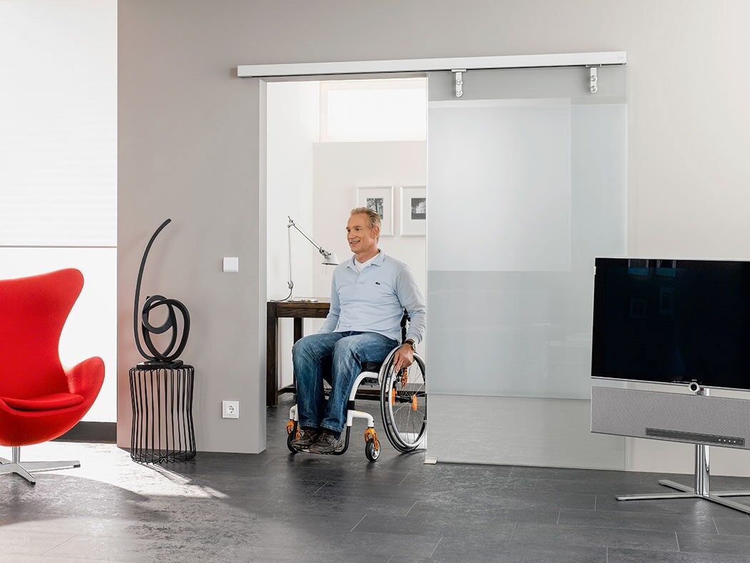 Der automatische Schiebetürantrieb CS 80 Magneo wird allein von der magnetischen und damit berührungslosen Schubwelle eines Linearmotors bewegt. Ideal für alle Bereiche, in denen barrierefreies Bauen umgesetzt werden muss. Automatischer Schiebetuerantrieb