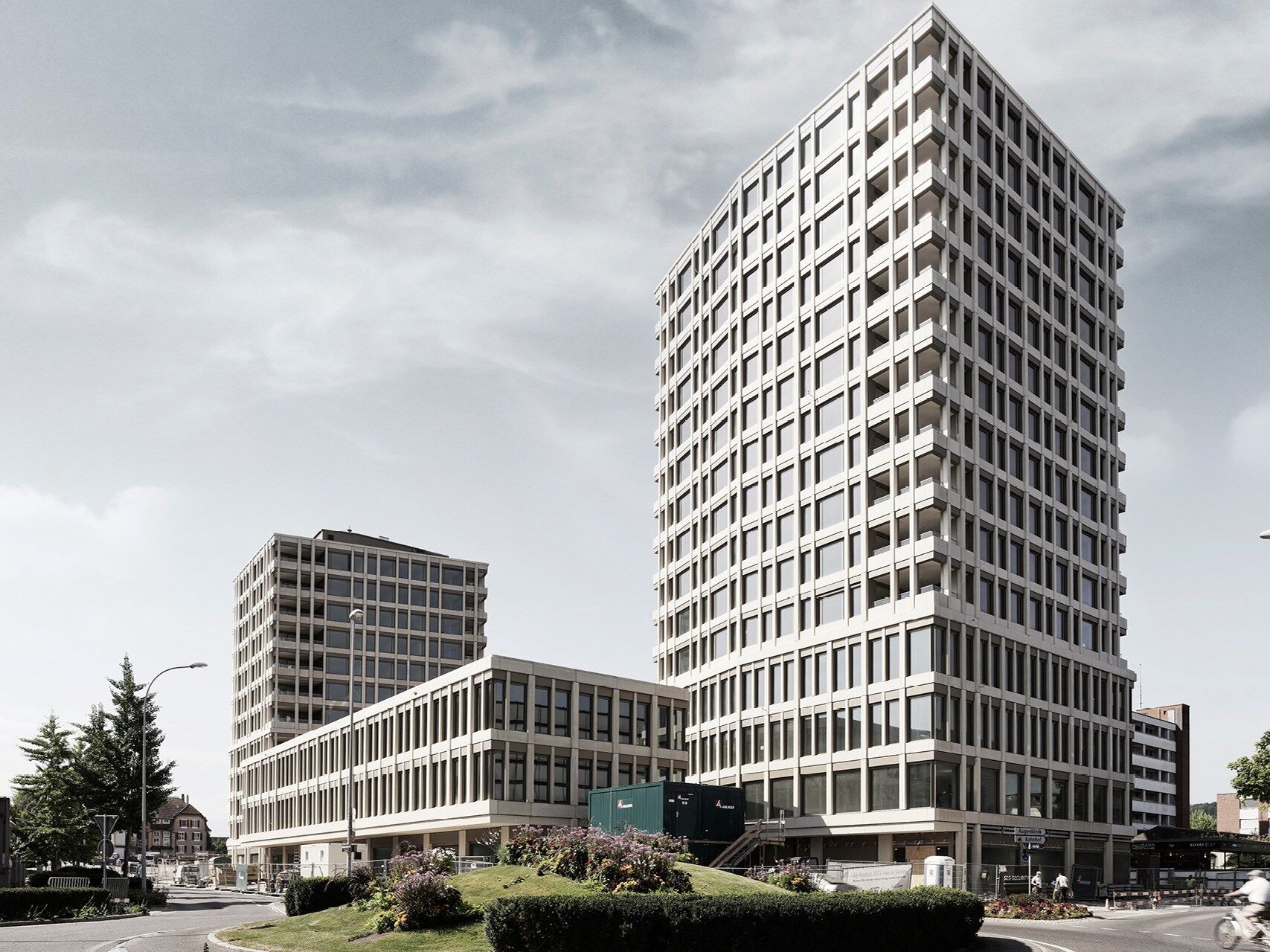 La société Schweizer a fourni les éléments de fenêtres et le revêtement de façade pour les nouveaux immeubles d’habitation et commerciaux «Dreiklang» à Sursee. L’entreprise a également été chargée du planning et du montage. La société Schweizer a fourni les éléments de fenêtres et le revêtement de façade pour les nouveaux immeubles d’habitation et commerciaux «Dreiklang» à Sursee. L’entreprise a également été chargée du planning et du montage.