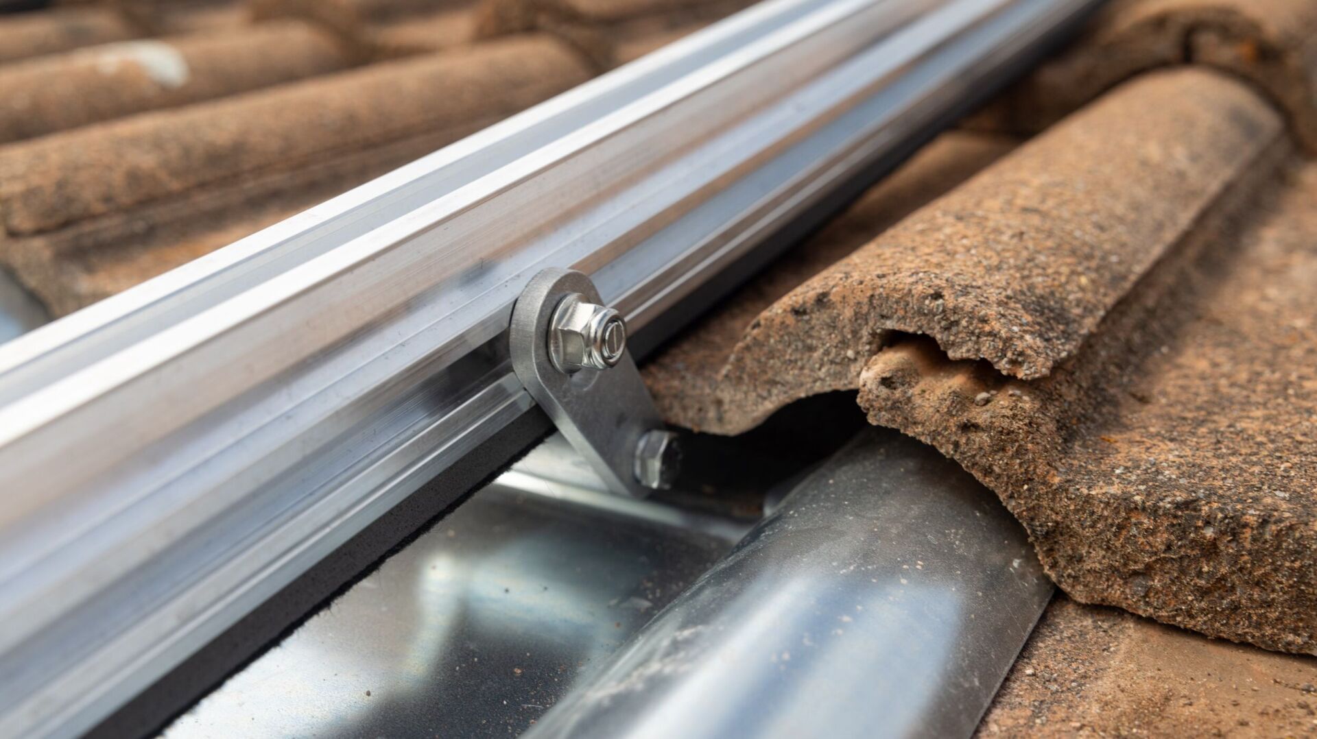 Mit dem Montagesystem MSP-PR-RA wird ein Teil der Lasten einer PV-Anlage über PUR-Elastomer auf die Dachziegel übertragen. | Foto: Ernst Schweizer AG Mit dem Montagesystem MSP-PR-RA wird ein Teil der Lasten einer PV-Anlage über PUR-Elastomer auf die Dachziegel übertragen. | Foto: Ernst Schweizer AG
