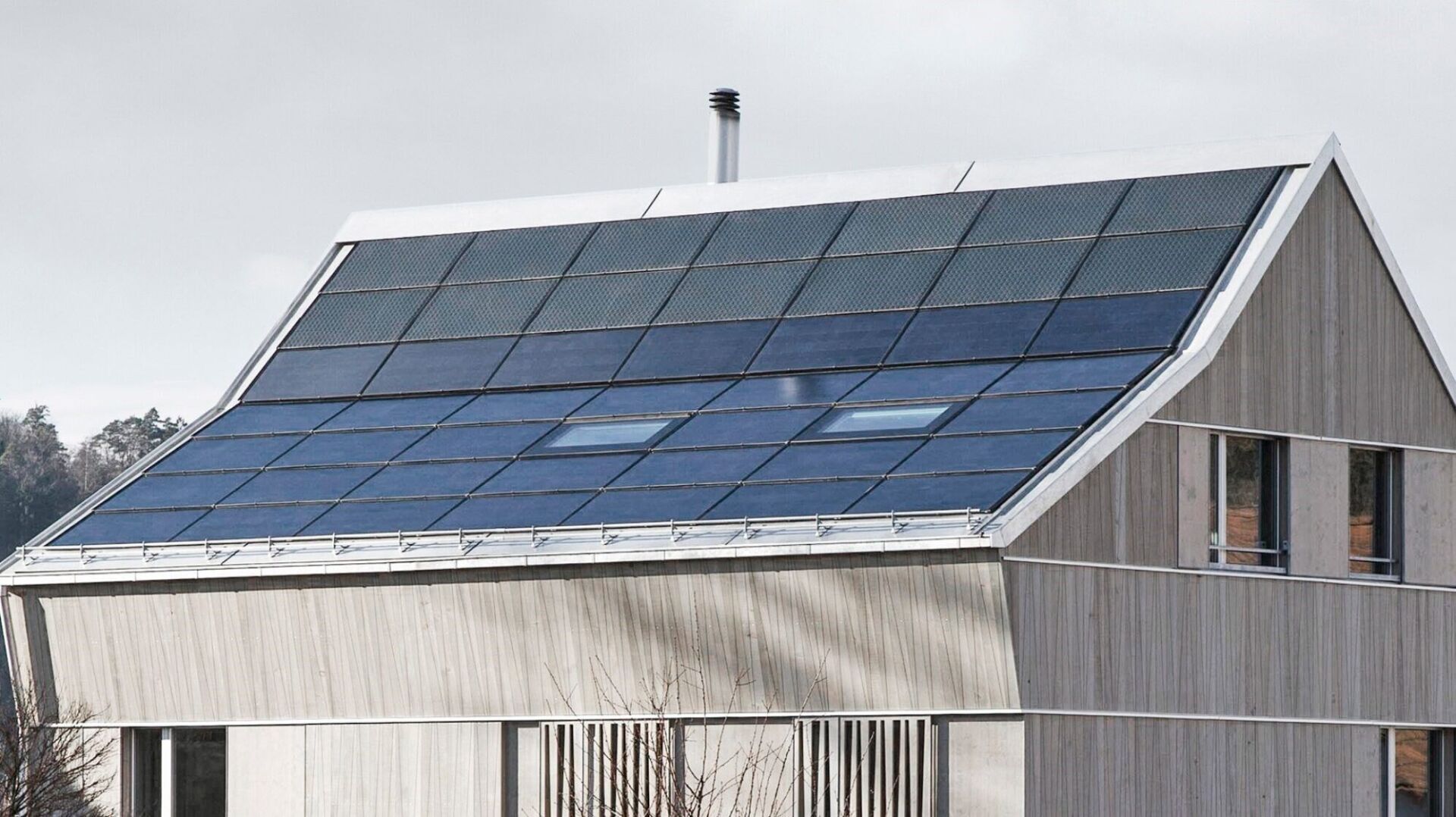 Das Photovoltaik-Indach-Montagesystem Solrif macht aus einem rahmenlosen Standardmodul einen Solardachziegel und ersetzt damit klassische Ziegel-Eindeckungen bei Schrägdächern. | Foto: Ernst Schweizer AG Das Photovoltaik-Indach-Montagesystem Solrif macht aus einem rahmenlosen Standardmodul einen Solardachziegel und ersetzt damit klassische Ziegel-Eindeckungen bei Schrägdächern. | Foto: Ernst Schweizer AG