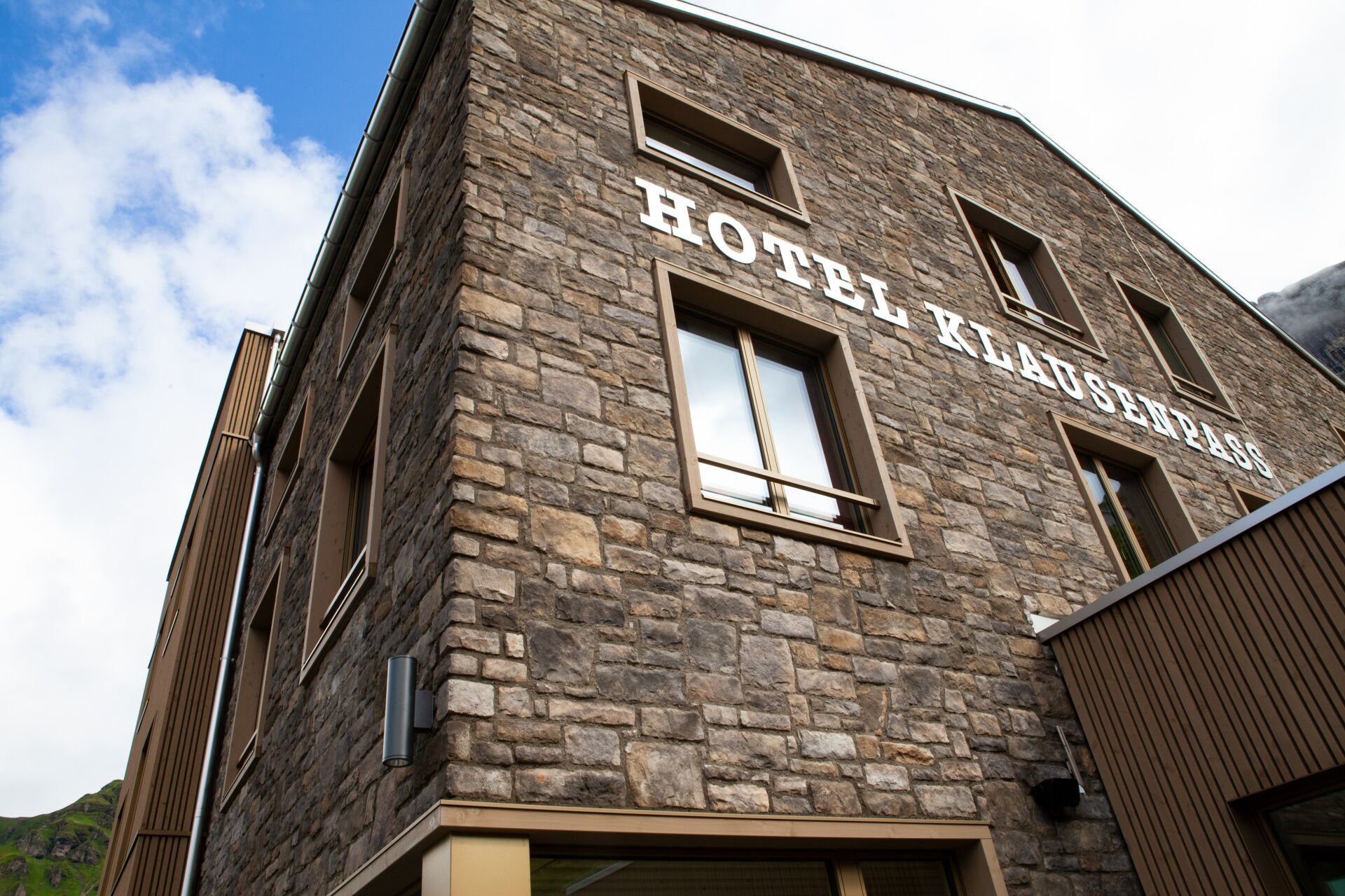 Verblender aus Kunststein am Neubau des historischen Hotels Klausenpass Verblender aus Kunststein am Neubau des historischen Hotels Klausenpass