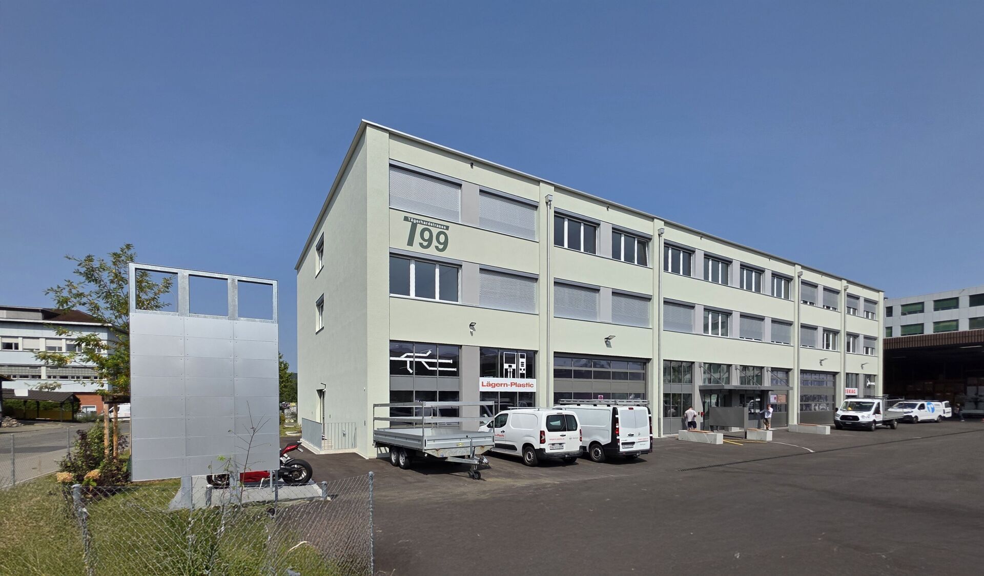 Les volets roulants ont été judicieusement intégrés aux façades de l’immeuble commercial. | Photo © Rufalex AG Les volets roulants ont été judicieusement intégrés aux façades de l’immeuble commercial. | Photo © Rufalex AG