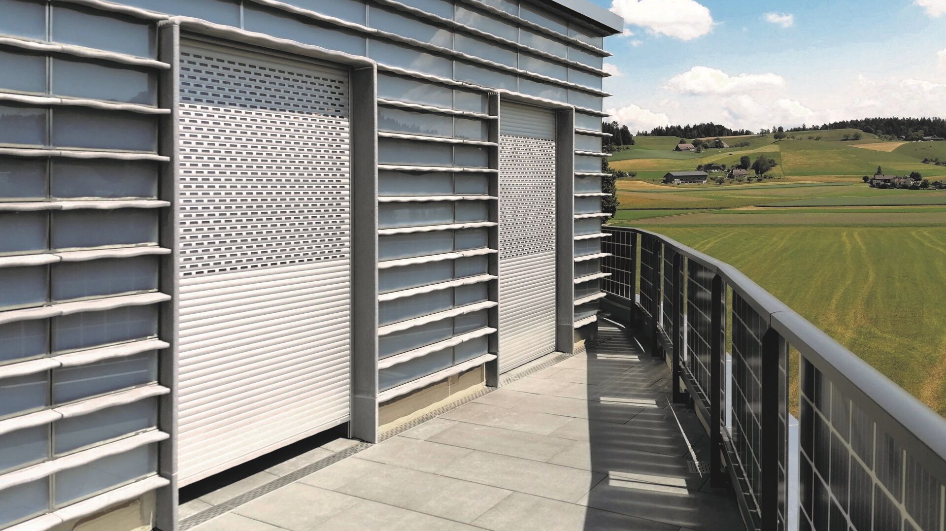 Le volet roulant Rufalux s’intègre parfaitement dans la façade solaire produite de manière durable et entièrement recyclable, faisant office de bouclier thermique et laissant entrer la lumière fraîche du jour dans les pièces. | Foto © Rufalex AG Le volet roulant Rufalux s’intègre parfaitement dans la façade solaire produite de manière durable et entièrement recyclable, faisant office de bouclier thermique et laissant entrer la lumière fraîche du jour dans les pièces. | Foto © Rufalex AG