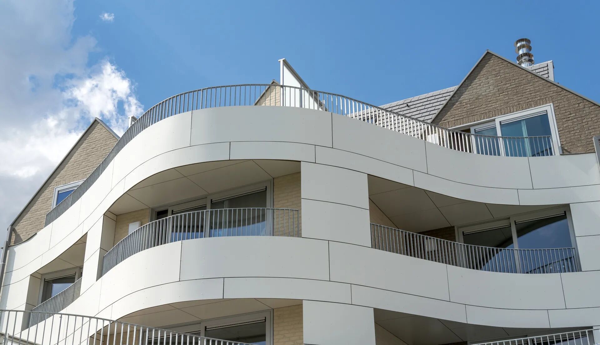 Rockpanel Plattenmaterial lässt sich biegen und wölben. Die Fassadenplatten können in flexiblen Abmessungen mit schmalen Fugen montiert werden. Rockpanel Plattenmaterial lässt sich biegen und wölben. Die Fassadenplatten können in flexiblen Abmessungen mit schmalen Fugen montiert werden.