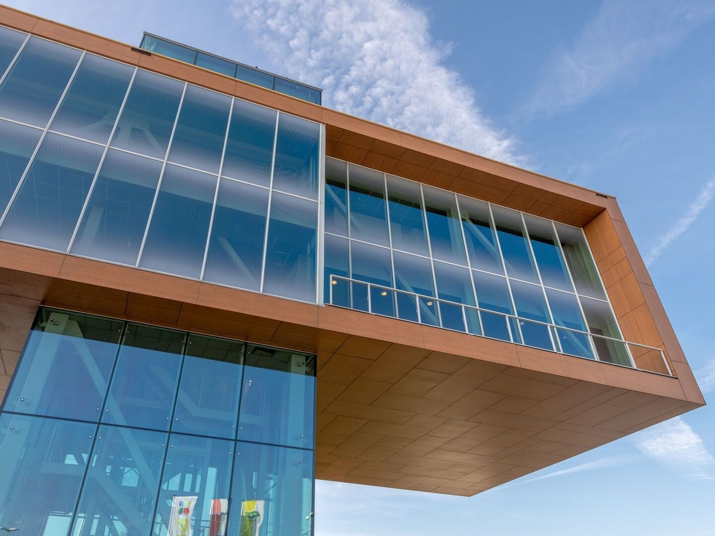 Das Design von Rockpanel Woods ist inspiriert von der Natur und nutzt die Stärke von Stein. Das Design von Rockpanel Woods ist inspiriert von der Natur und nutzt die Stärke von Stein.