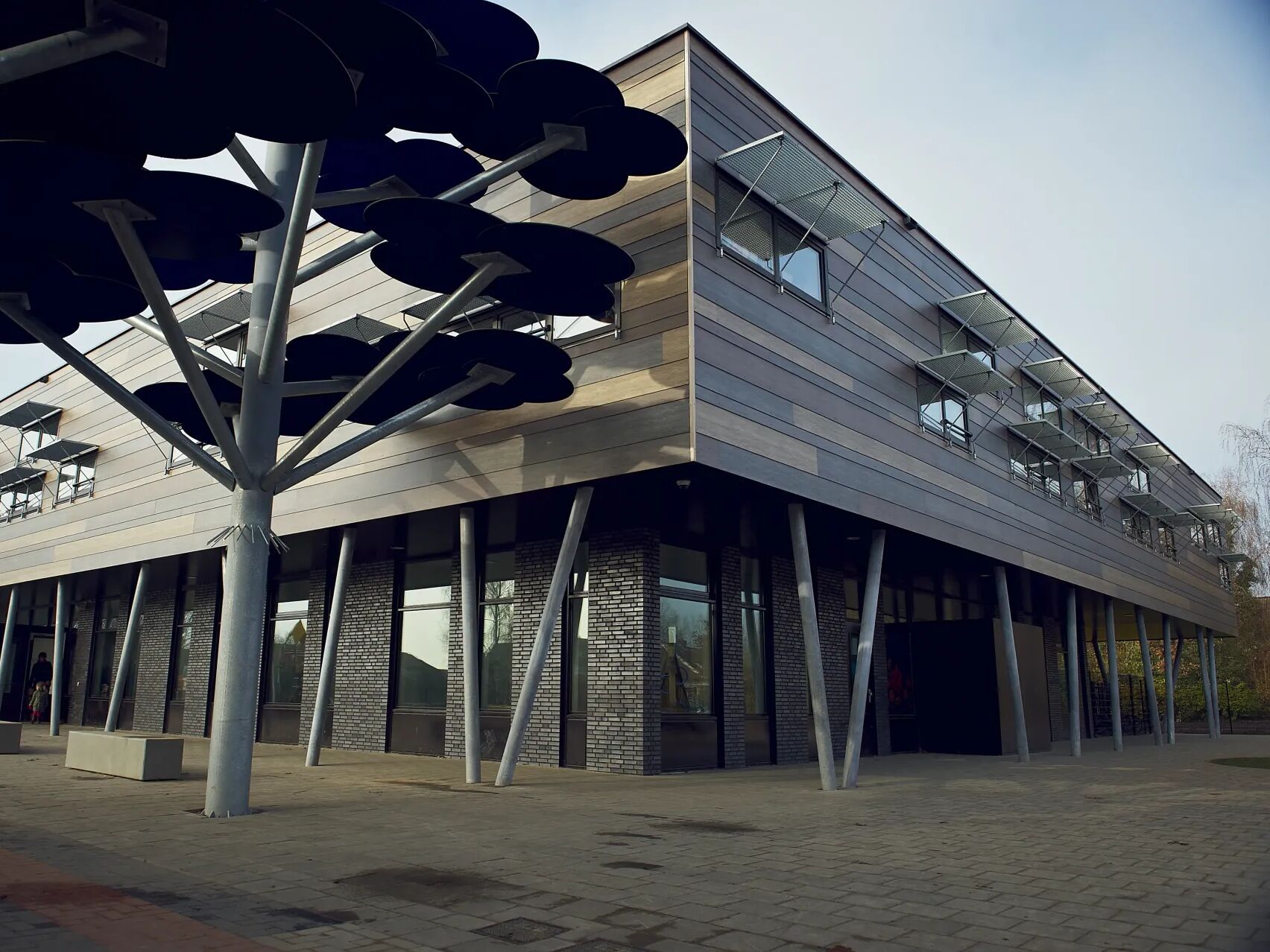 Rockpanel Woods lässt sich ideal mit echtem Holz und anderen Materialien kombinieren. Rockpanel Woods lässt sich ideal mit echtem Holz und anderen Materialien kombinieren.