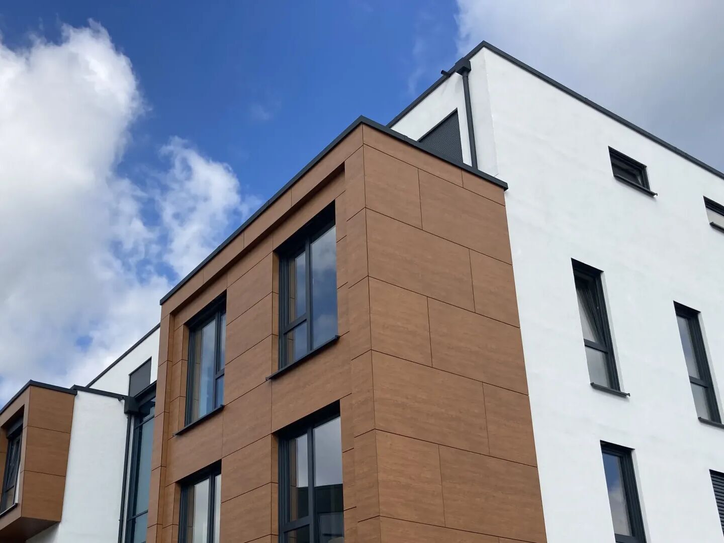 Rockpanel Fassadenplatten lassen sich mit schmalen Fugen montieren. Rockpanel Fassadenplatten lassen sich mit schmalen Fugen montieren.