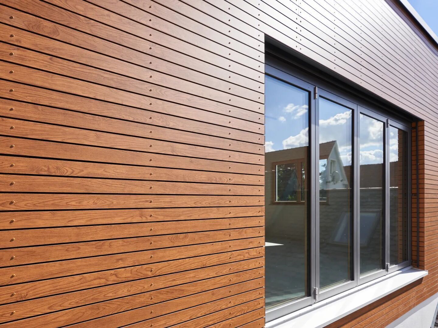 Die Holzdesigns von Rockpanel Woods weisen keine optischen Wiederholungen auf. | Foto © Foto Behrendt Die Holzdesigns von Rockpanel Woods weisen keine optischen Wiederholungen auf. | Foto © Foto Behrendt