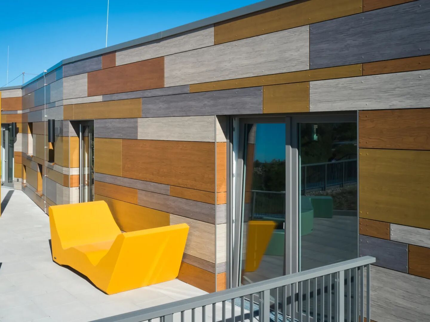 Rockpanel Platten und Profile sind in nahezu allen RAL/NCS Farben passend zum Design erhältlich. Rockpanel Platten und Profile sind in nahezu allen RAL/NCS Farben passend zum Design erhältlich.