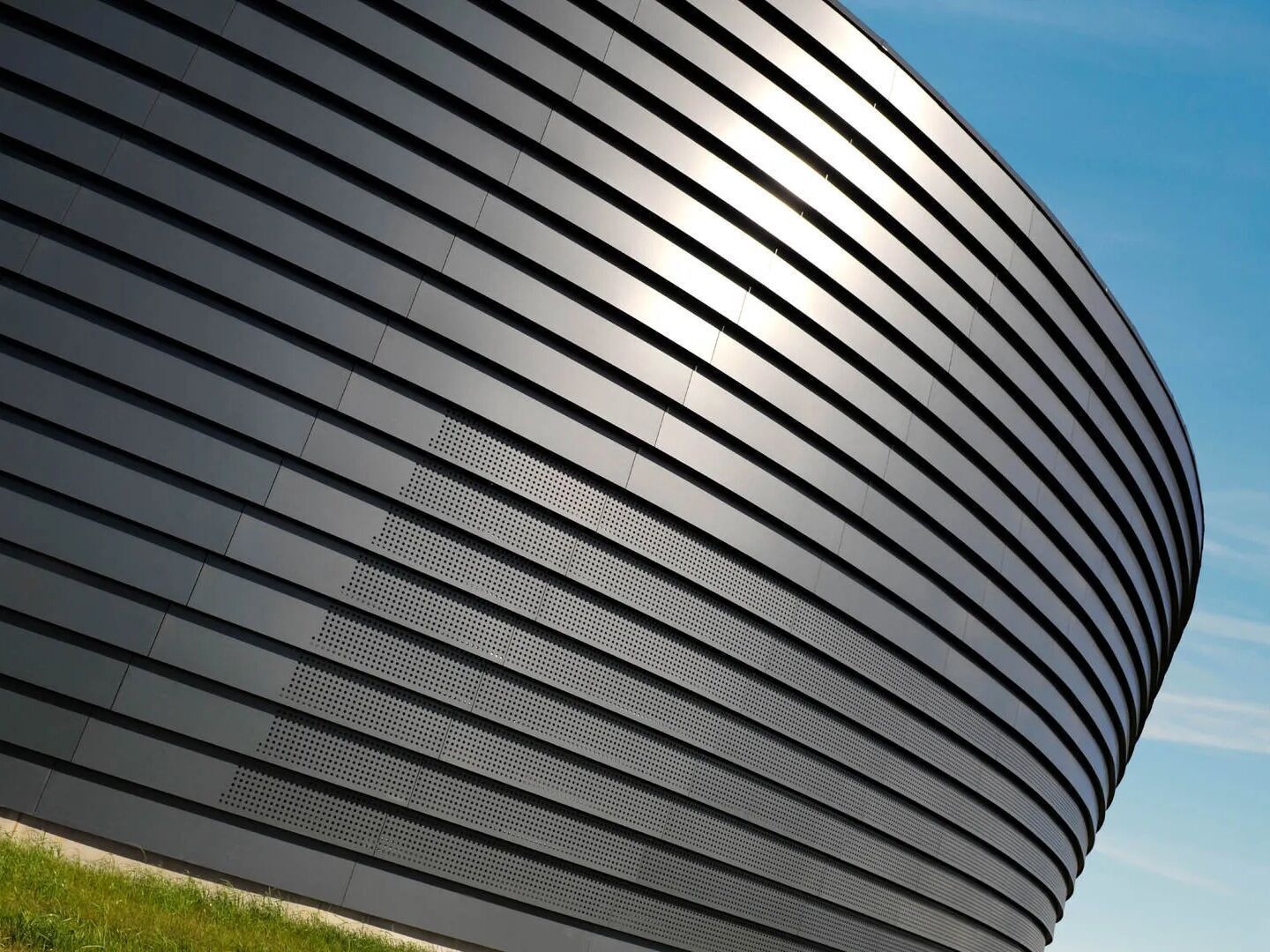 Der Metallschimmer von Rockpanel Metals spielt mit dem Licht. Der Metallschimmer von Rockpanel Metals spielt mit dem Licht.