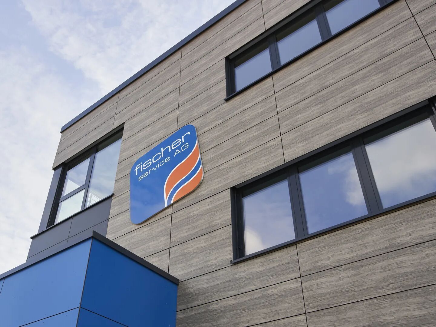 Rockpanel Woods Fassadenplatten bestehen bis zu 50 Prozent aus recyceltem Material. Rockpanel Woods Fassadenplatten bestehen bis zu 50 Prozent aus recyceltem Material.