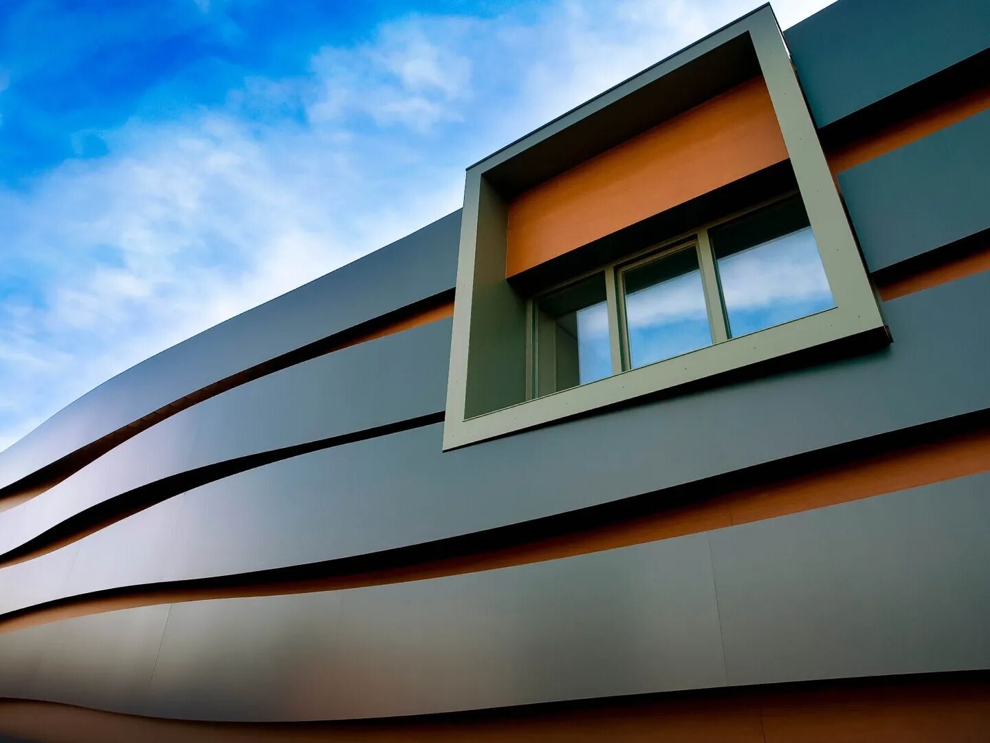 Rockpanel Metals Fassadenplatten sind leicht und dennoch robust. Sie sind stoßfest, sehr langlebig und unempfindlich gegen Feuchtigkeit. Rockpanel Metals Fassadenplatten sind leicht und dennoch robust. Sie sind stoßfest, sehr langlebig und unempfindlich gegen Feuchtigkeit.