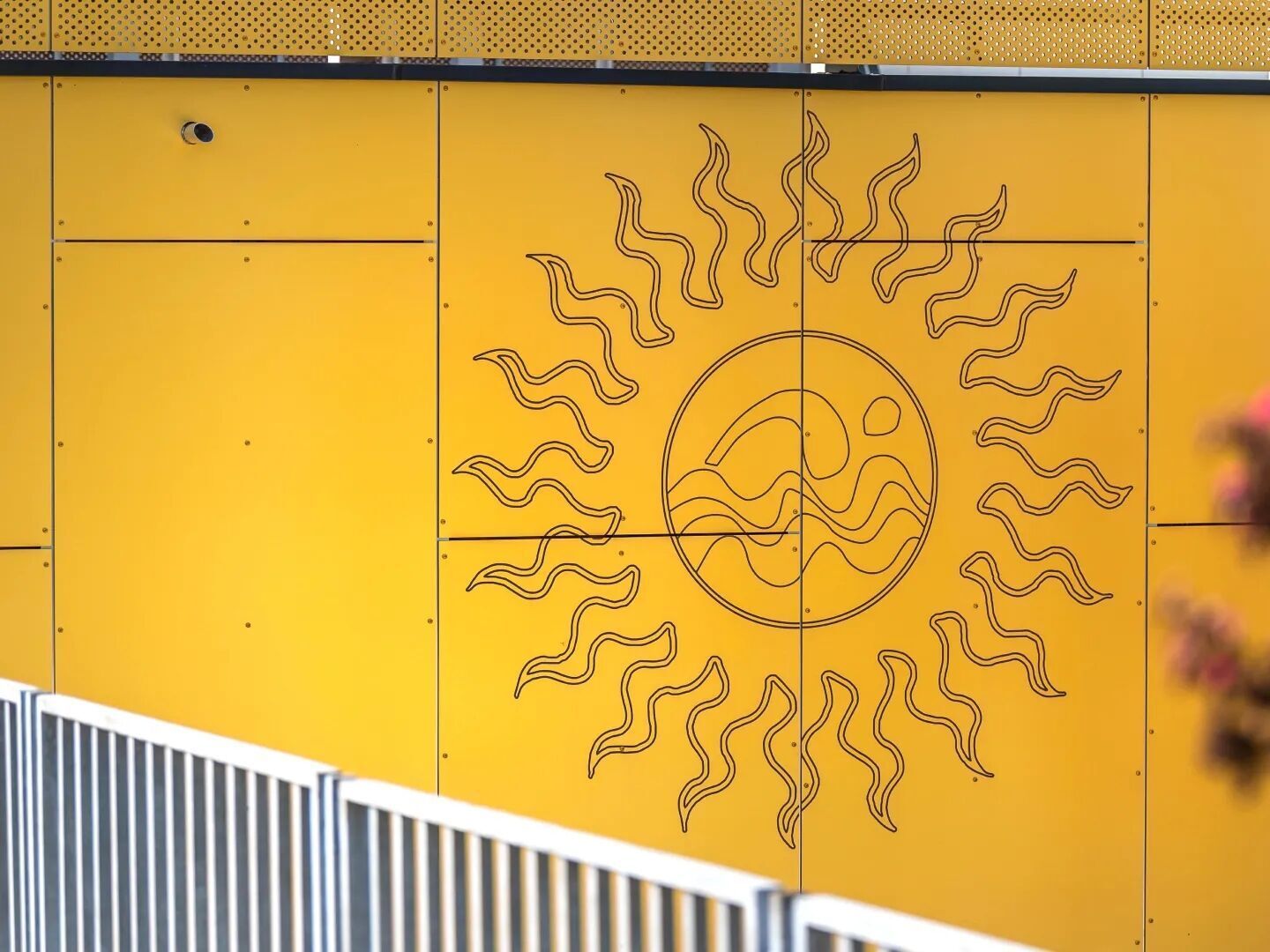 Rockpanel Metals lässt Ideen Wirklichkeit werden. Durch Fräsungen oder Perforationen erhält die Fassade ein ganz eigenes Aussehen. Rockpanel Metals lässt Ideen Wirklichkeit werden. Durch Fräsungen oder Perforationen erhält die Fassade ein ganz eigenes Aussehen.