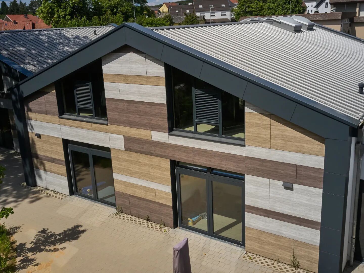 Rockpanel A2 Fassadenplatten sind geeignet, wenn eine hohe Brandsicherheit wünschenswert oder vorgeschrieben ist. Rockpanel A2 Fassadenplatten sind geeignet, wenn eine hohe Brandsicherheit wünschenswert oder vorgeschrieben ist.