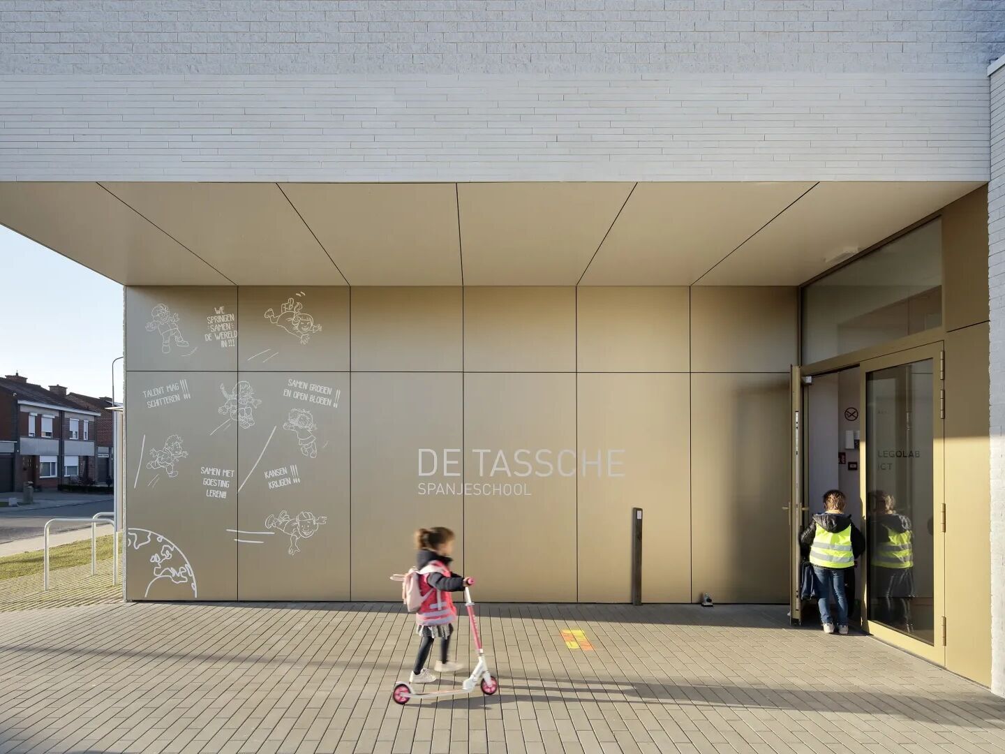 Rockpanel A2 Fassadenplatten sind geeignet, wenn eine hohe Brandsicherheit wünschenswert oder vorgeschrieben ist. Rockpanel A2 Fassadenplatten sind geeignet, wenn eine hohe Brandsicherheit wünschenswert oder vorgeschrieben ist.