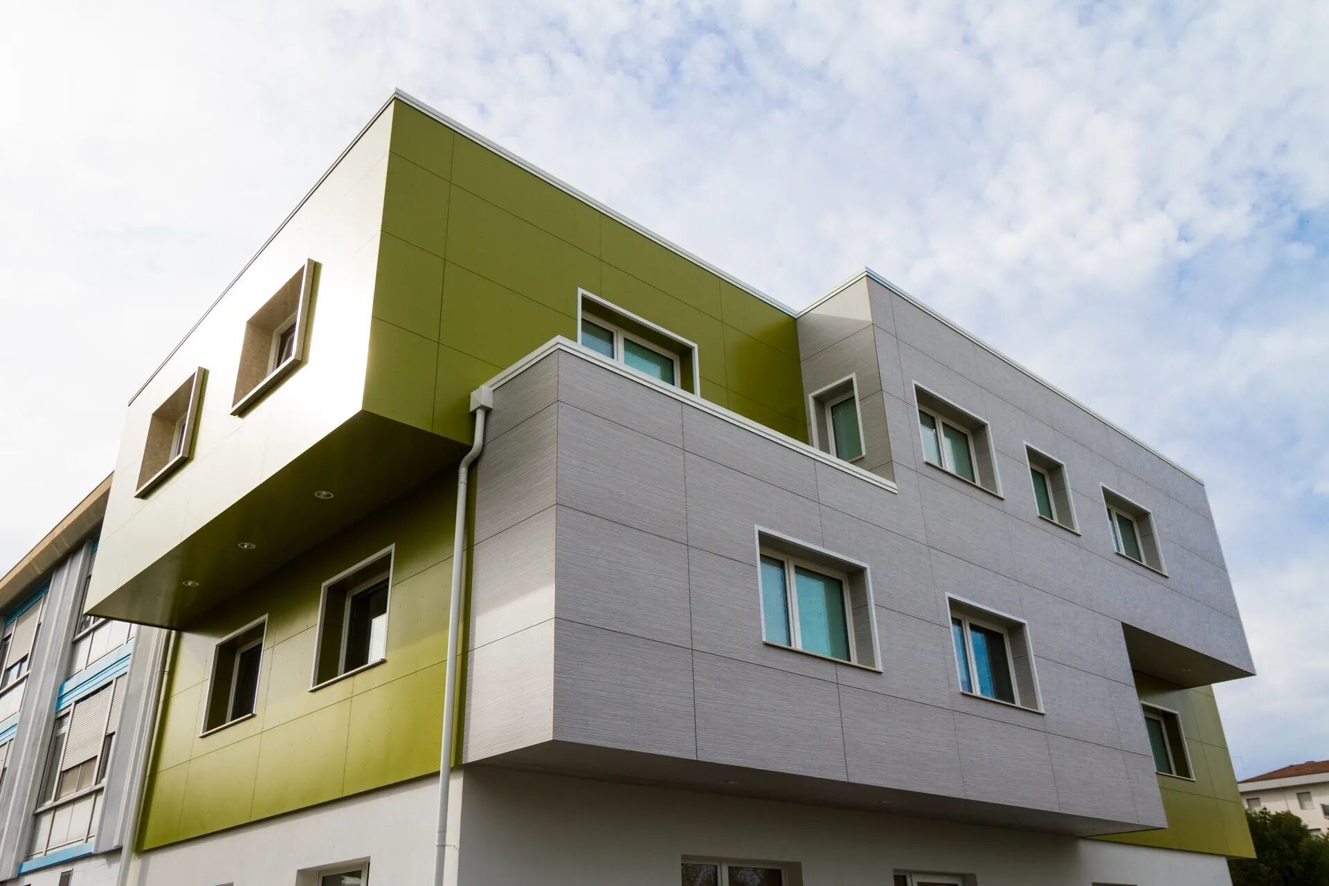 Eine hinterlüftete Fassade mit Rockpanel A2 Fassadenplatten erhöht die die Brandsicherheit des Gebäudes. Eine hinterlüftete Fassade mit Rockpanel A2 Fassadenplatten erhöht die die Brandsicherheit des Gebäudes.