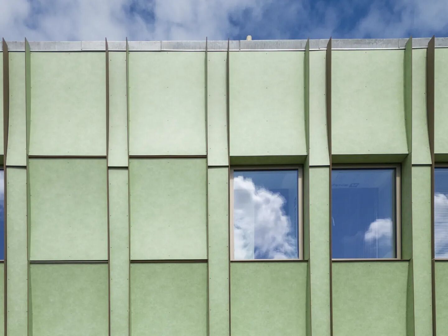 Rockpanel Stones vereint freie Gestaltung, leichte Verarbeitung, Nachhaltigkeit und Brandsicherheit. Rockpanel Stones vereint freie Gestaltung, leichte Verarbeitung, Nachhaltigkeit und Brandsicherheit.