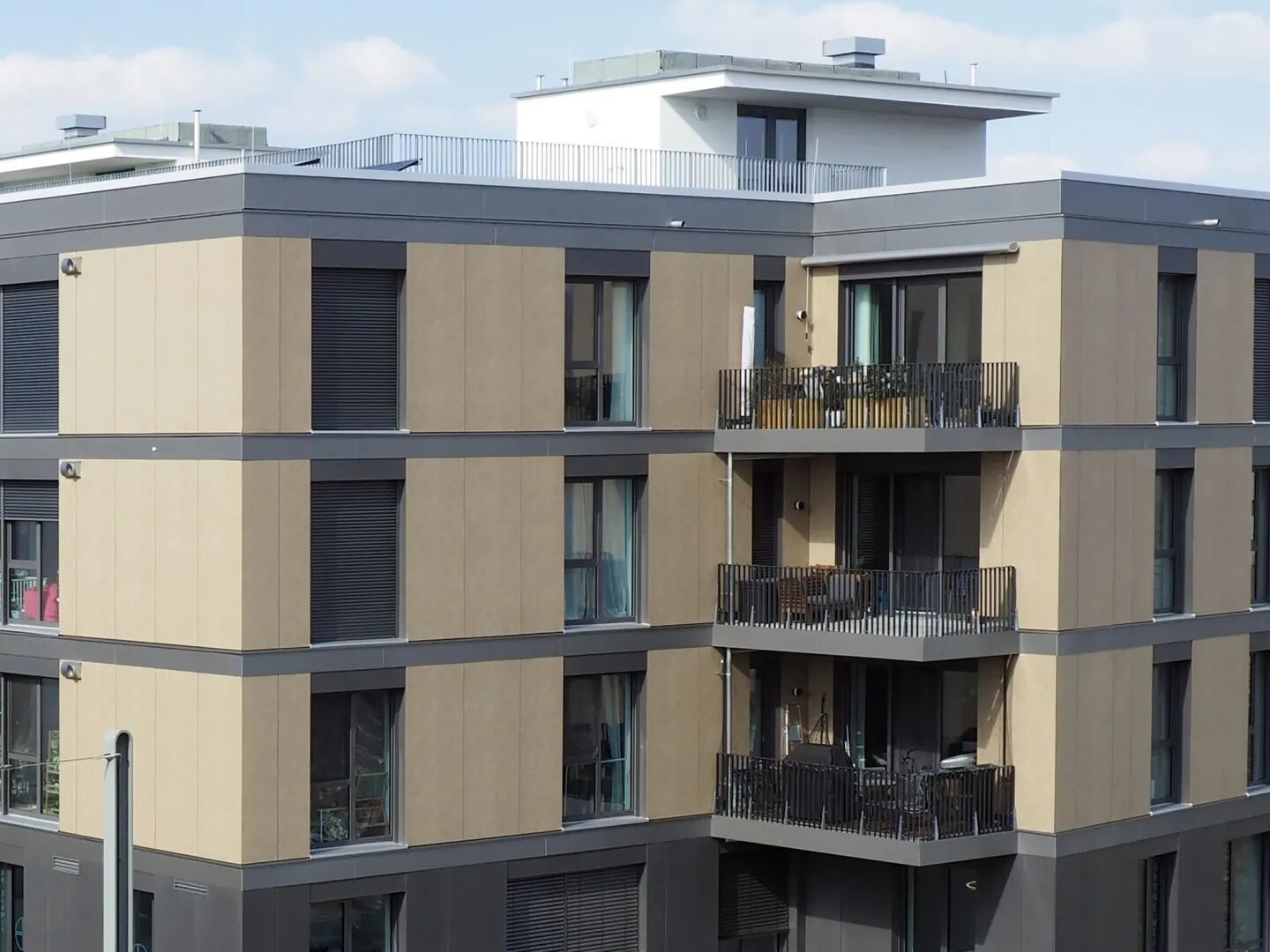 Rockpanel Stones Platten können können sowohl im Neubau als auch für die Sanierung eingesetzt werden. Rockpanel Stones Platten können können sowohl im Neubau als auch für die Sanierung eingesetzt werden.