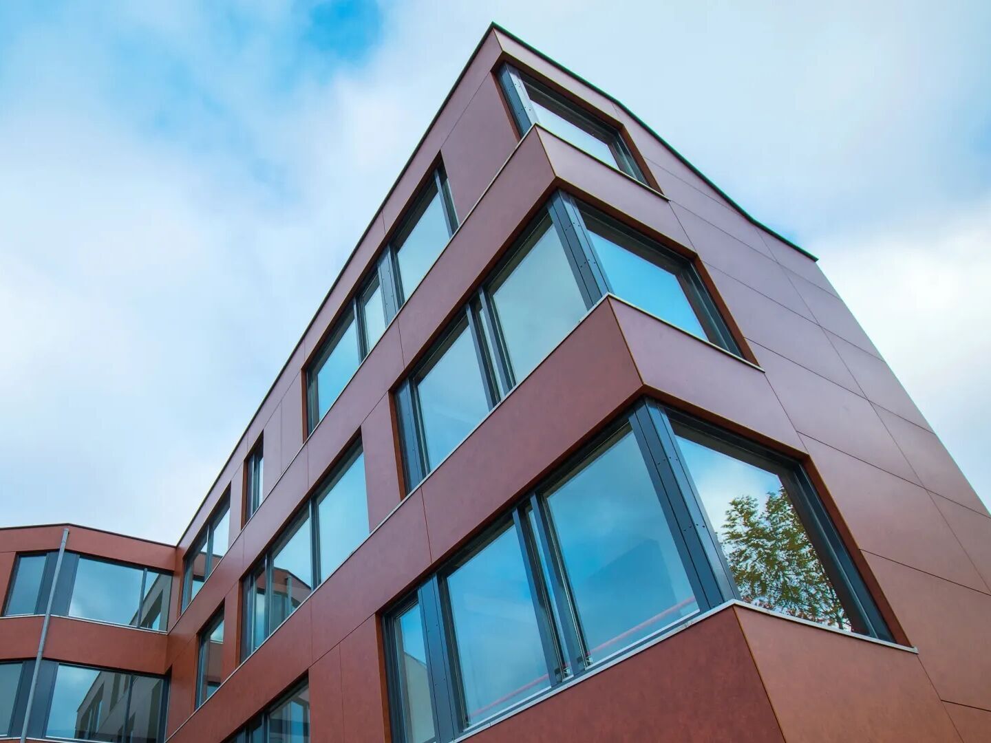 Rockpanel A2 Fassadenplatten sind geeignet, wenn eine hohe Brandsicherheit wünschenswert oder vorgeschrieben ist. Rockpanel A2 Fassadenplatten sind geeignet, wenn eine hohe Brandsicherheit wünschenswert oder vorgeschrieben ist.