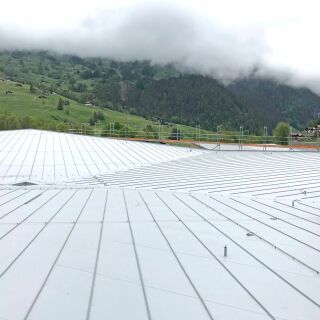Une construction de toit convaincante en plastique