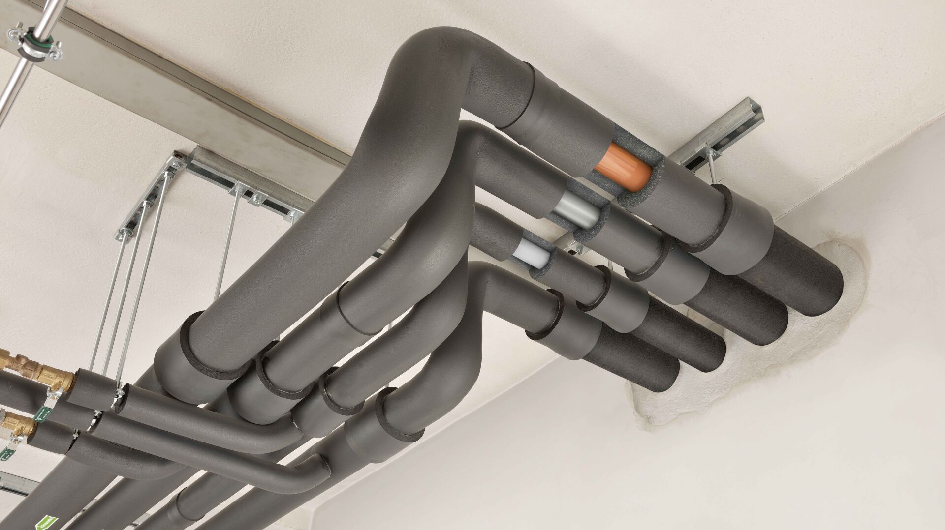 «ArmaFlex Protect» vereint Brandschutzabschottung und Wärmedämmung | Abbildung © Armacell Switzerland AG «ArmaFlex Protect» vereint Brandschutzabschottung und Wärmedämmung | Abbildung © Armacell Switzerland AG