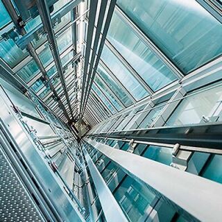 Verglaster Liftschacht im Belle-Époque Ambiente