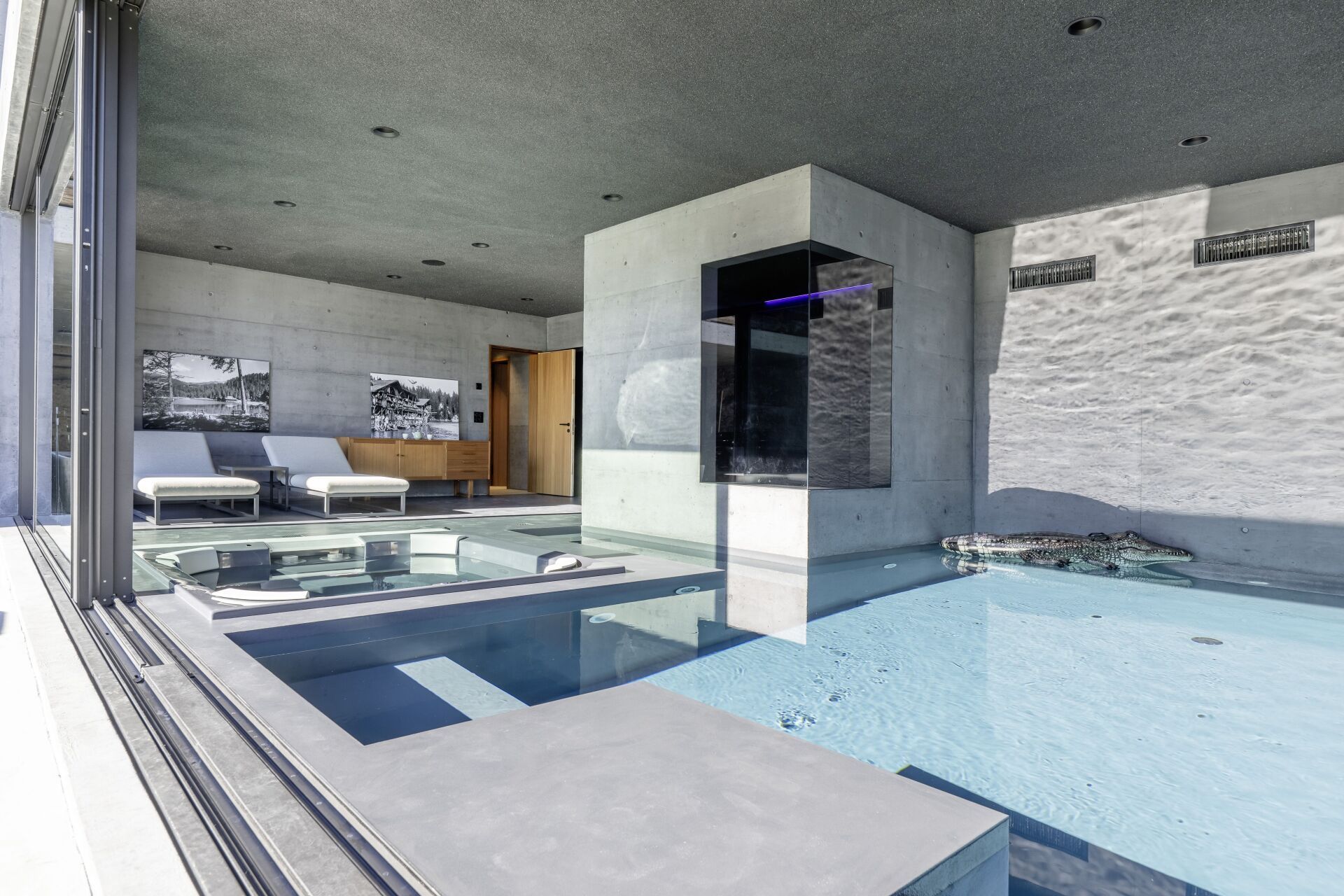 La piscine et le jacuzzi constituent le cœur de l'espace bien-être privé. | Photo © Apix AG Apix AG