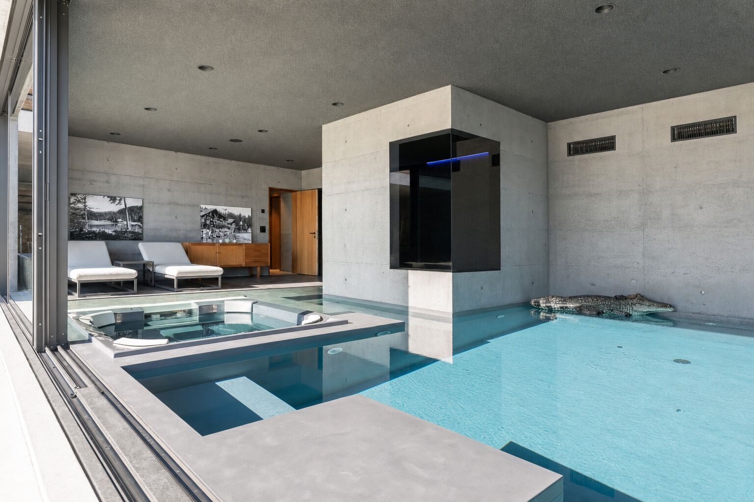 Der individuell geplante Indoor-Betonpool fügt sich harmonisch in die moderne Architektur ein. | Foto © Apix AG Der individuell geplante Indoor-Betonpool fügt sich harmonisch in die moderne Architektur ein. | Foto © Apix AG