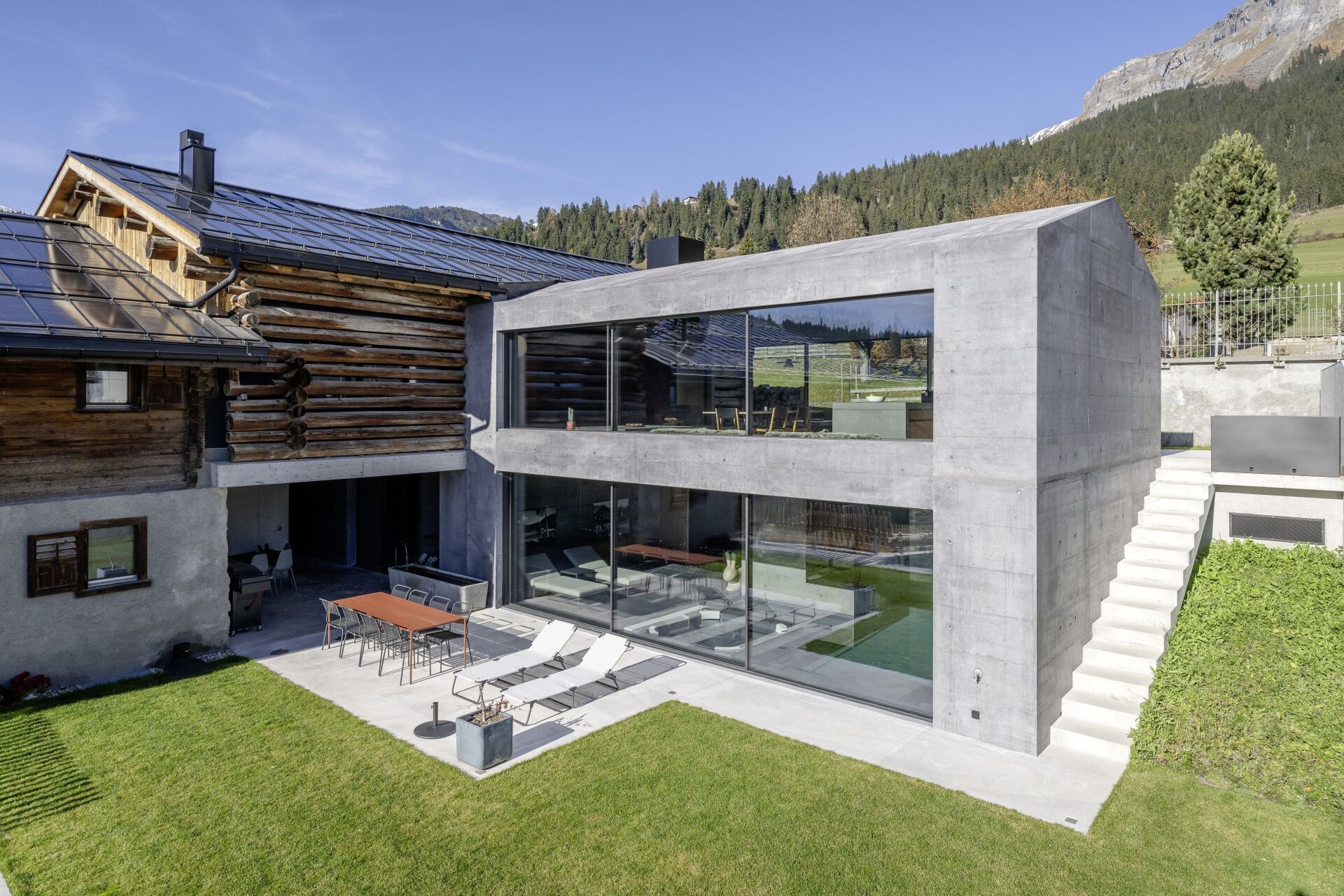 Historische Bausubstanz, zeitgemäss erweitert | Foto © Apix AG Kristallklares Poolwasser mit innovativer Salzhydrolyse Vita Poolcontrol