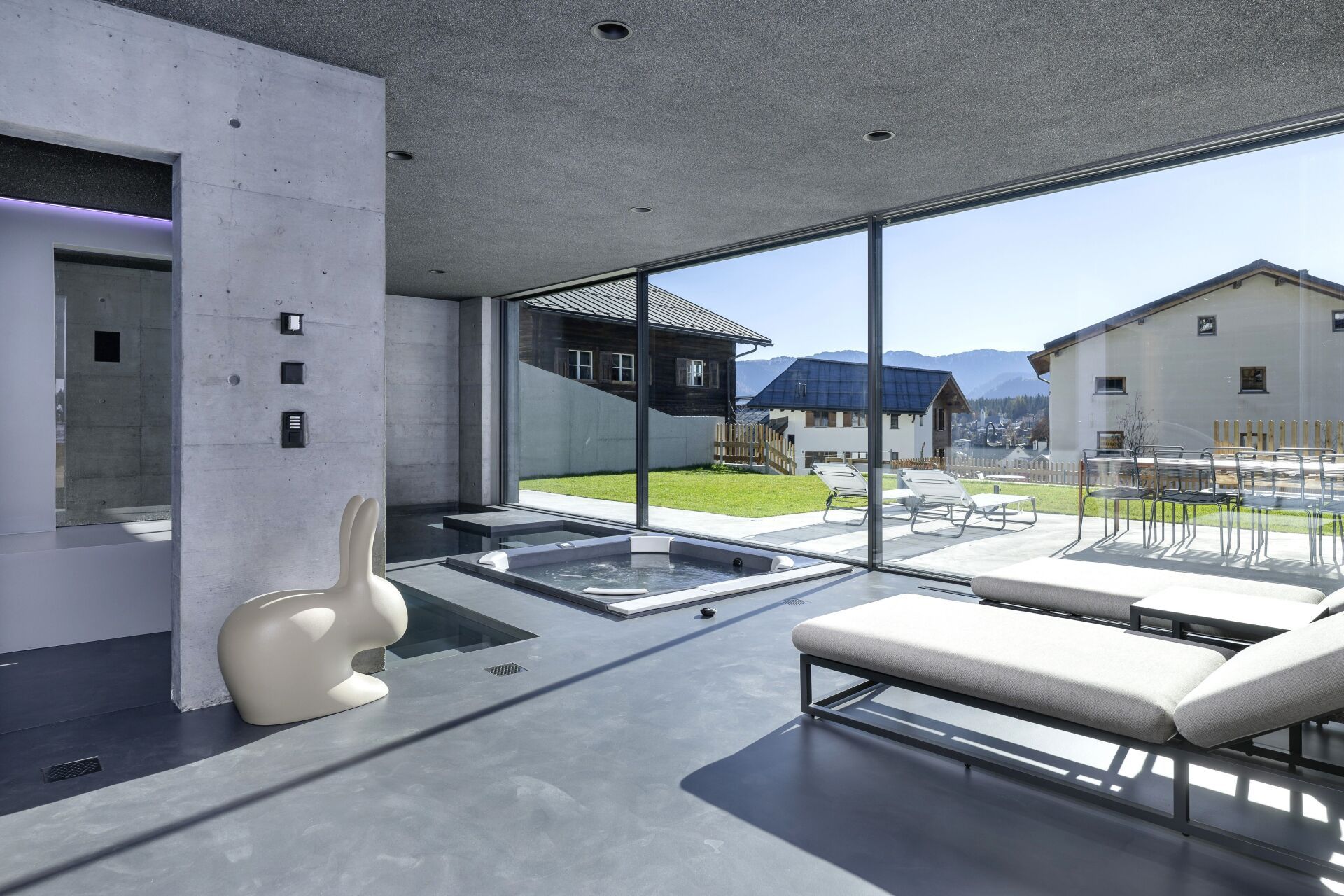 Der Wellnessbereich mit individuell geplantem Indoorpool | Foto © Apix AG APiX AG / Alex Buschor