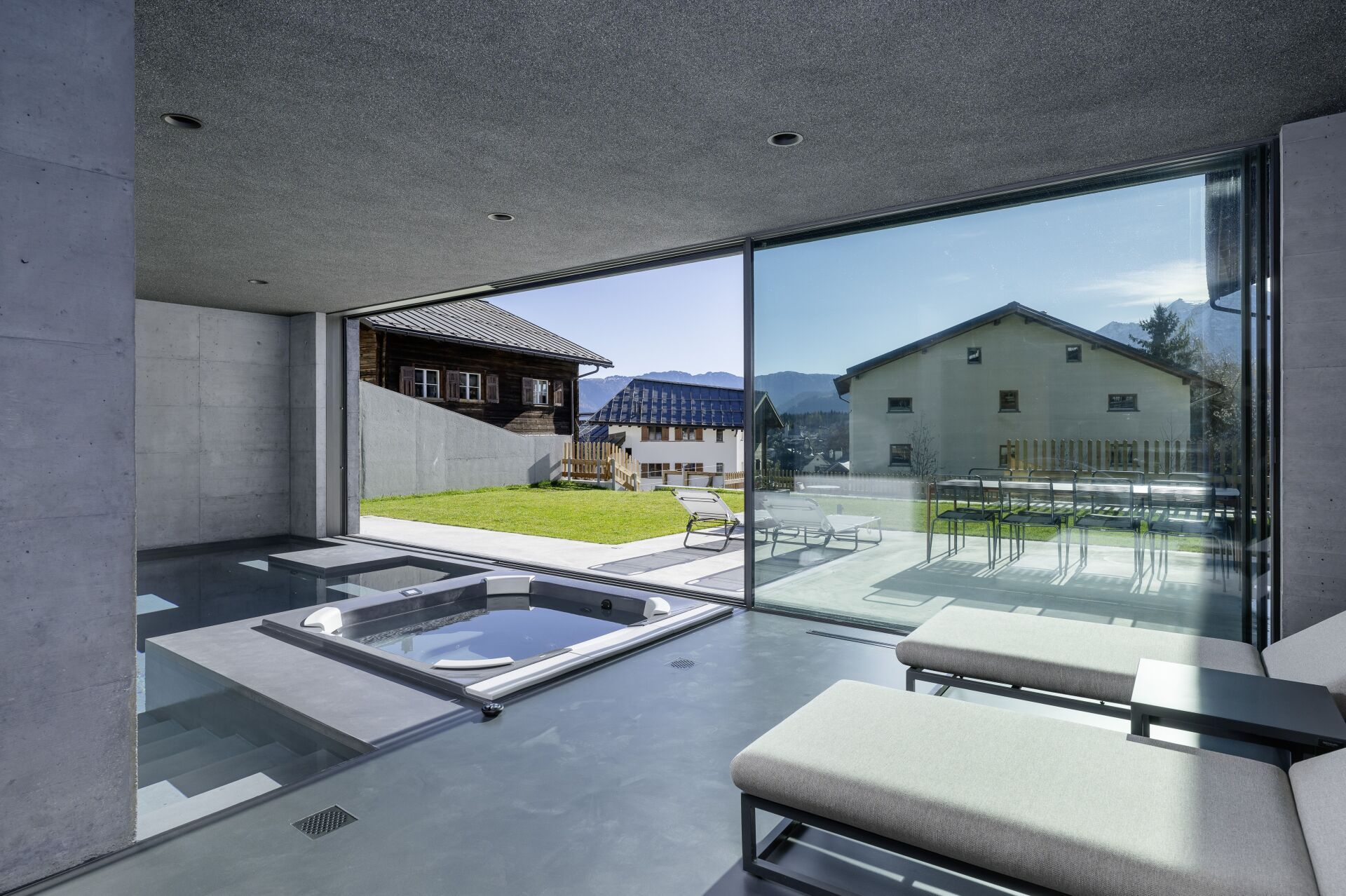 À côté du jacuzzi, la zone de détente invite à se relaxer. | Photo © Apix AG Apix AG