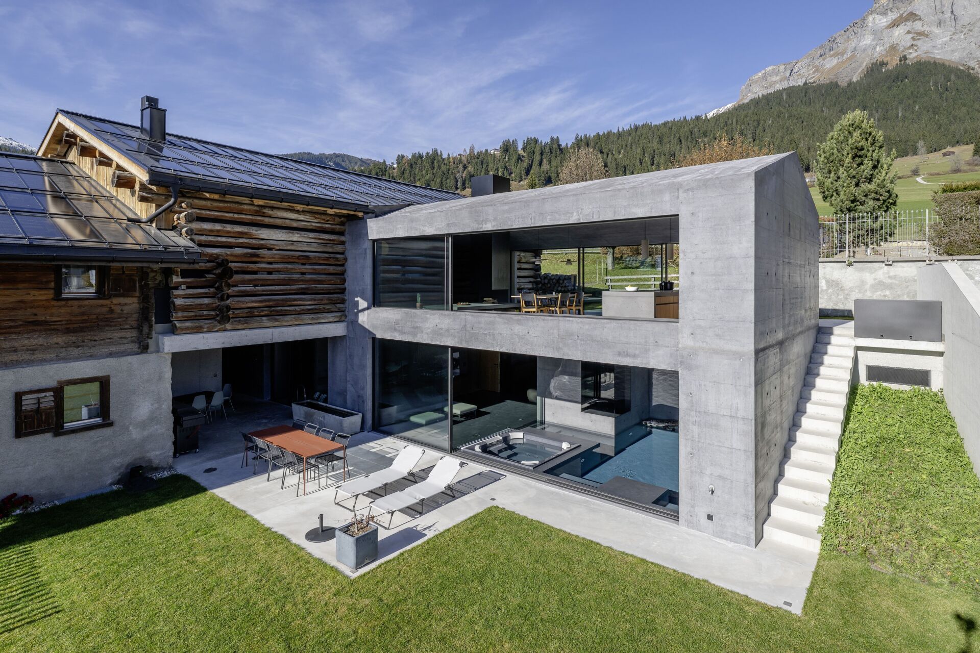 L'extension moderne relie l'espace bien-être à la maison en bois existante. | Photo © Apix AG Apix AG