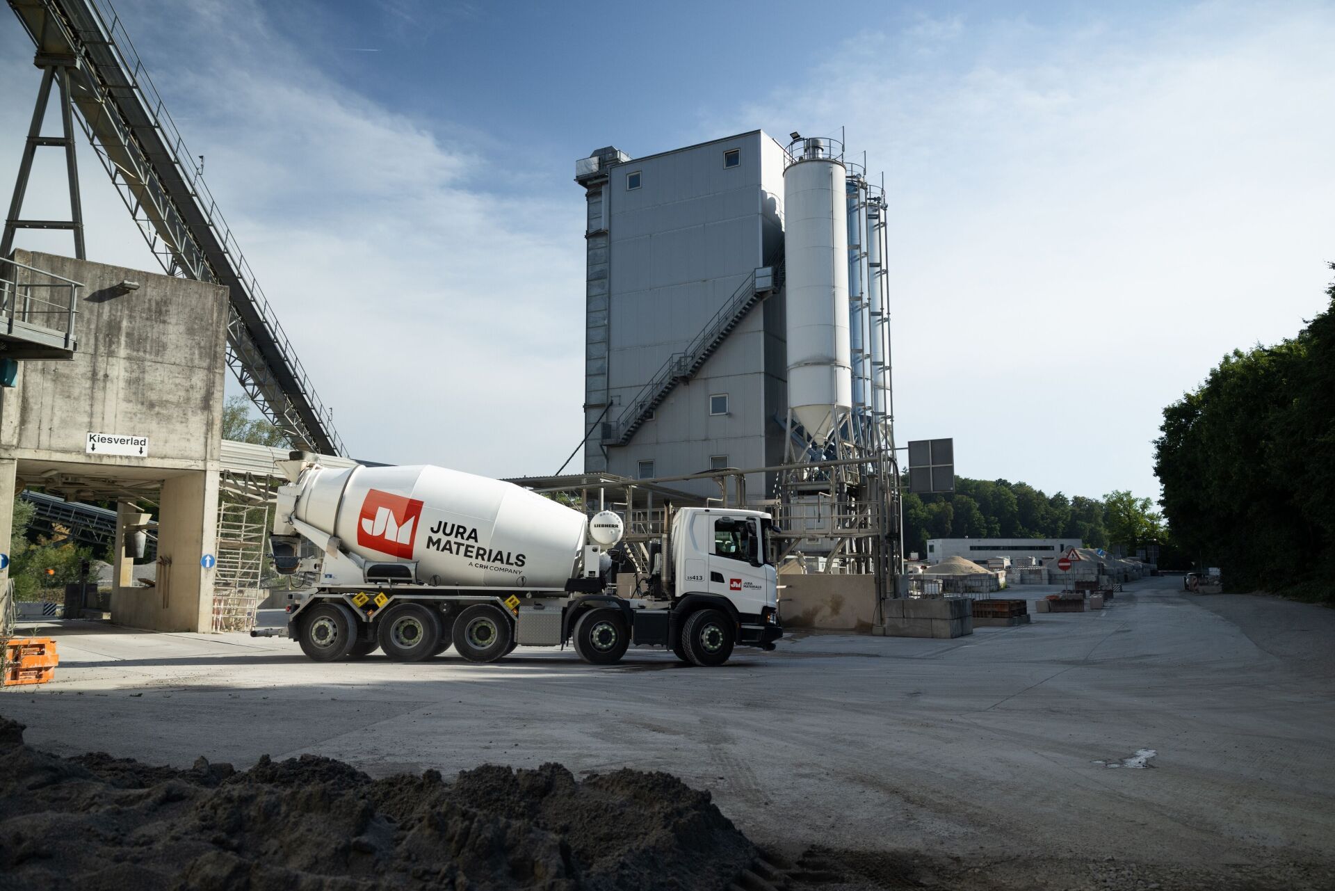 Jura Materials vereint die Bereiche Zement, Gesteinskörnungen, Beton und Beläge sowie Logistik, Baustoffprüfung, Verwertung und Entsorgung.| Foto © JURA Materials JURA Materials