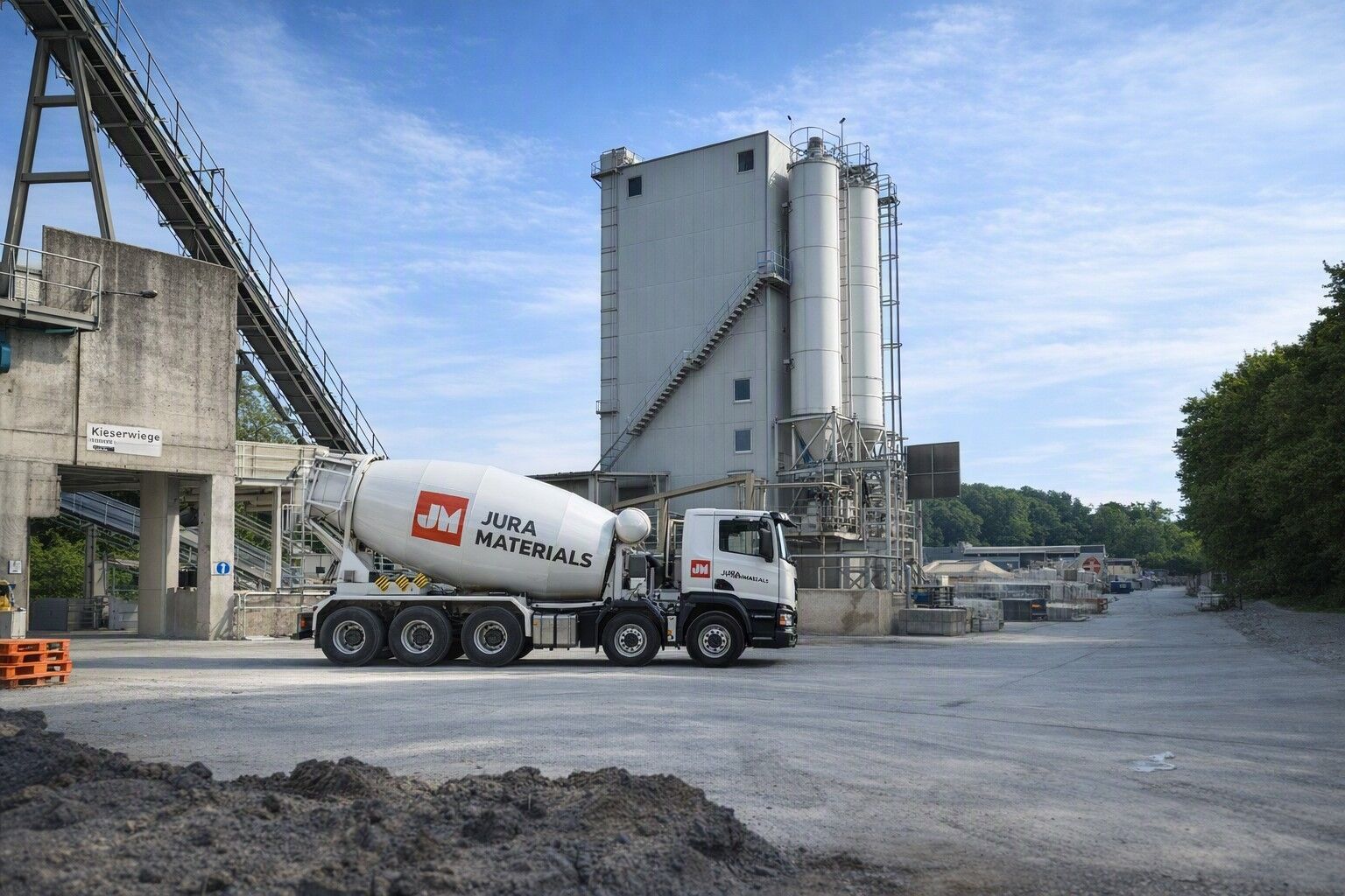 Jura Materials vereint die Bereiche Zement, Gesteinskörnungen, Beton und Beläge sowie Logistik, Baustoffprüfung, Verwertung und Entsorgung.| Foto © JURA Materials Der Tilia Tower in Lausanne-Malley wird die hohen Anforderungen der Labels 2000-Watt-Areal und Minergie-P-ECO erfüllen. Beim Bau des Hochhauses kommt JURA ECO3 Zement zum Einsatz – ein Beitrag zu nachhaltigem Bauen.